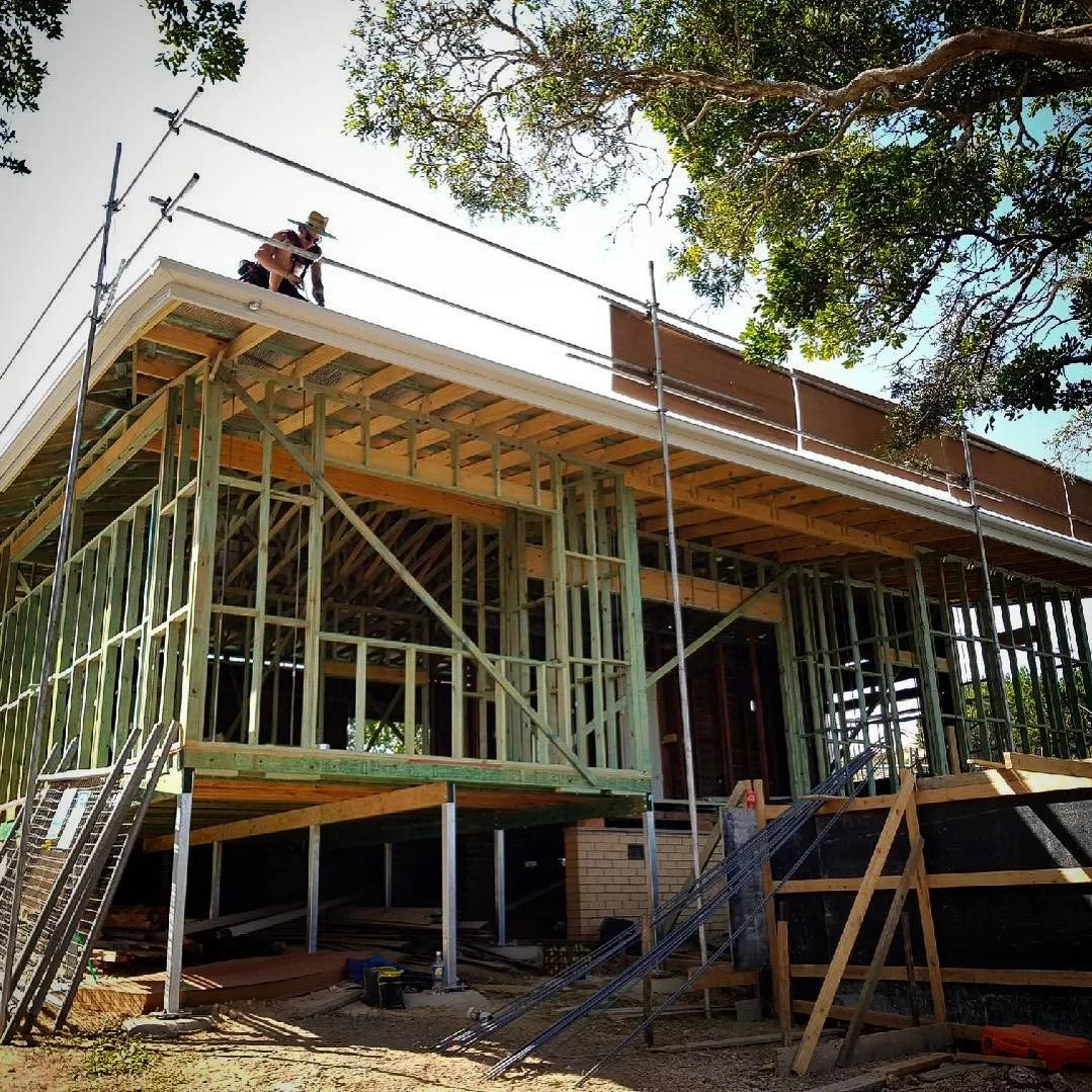 A sweet lil' beach house in Byron Bay, mid-renovation and -extension 🌊 🌞 .
.
.
.
#bostockmetalroofing #renovation #extensions #beachhouse #byronbay #metalroofing #metalroofingspecialists #newroof #newbuild #beachlife
