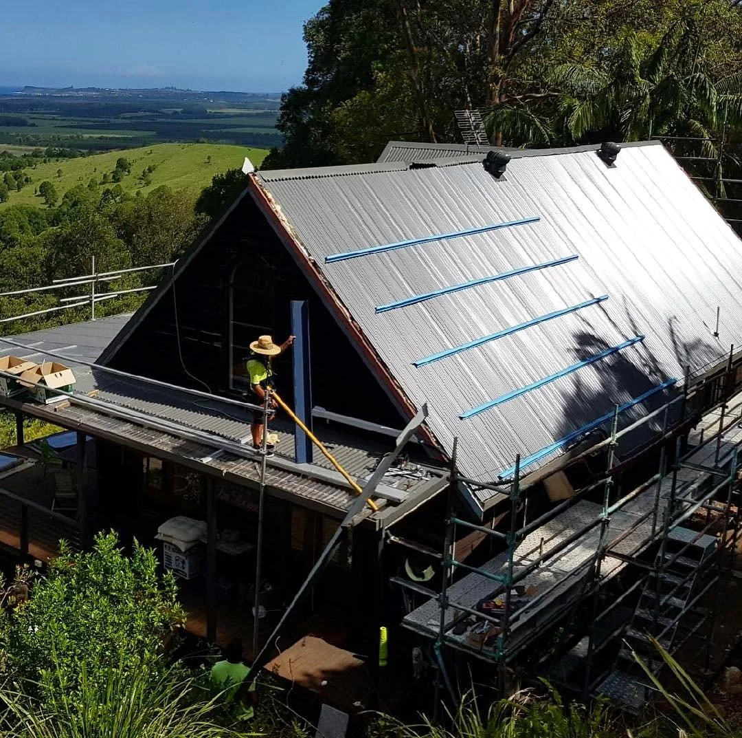 At work on a Colorbond roof with sweeping views across Byron hinterland and all the way to the ocean 🙌 🌴 🌊
.
.
.
#bostockmetalroofing #metalroofingspecialists #metalroofing #atwork #roofwithaview #officewithaview #colorbond #bluescope #safetyfirst