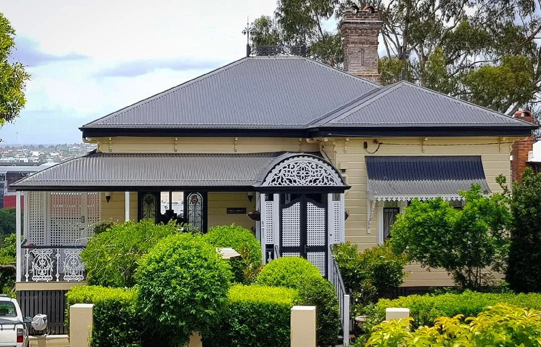 C19th heritage character home with sweet curves 🍒 // post-hailstorm roof replacement #bostockmetalroofing
&bull;
&bull;
&bull;
#haildamage #roofreplacement #heritage #heritagequeensland #queenslander #redhill #paddingtonbrisbane #metalroofing #metal