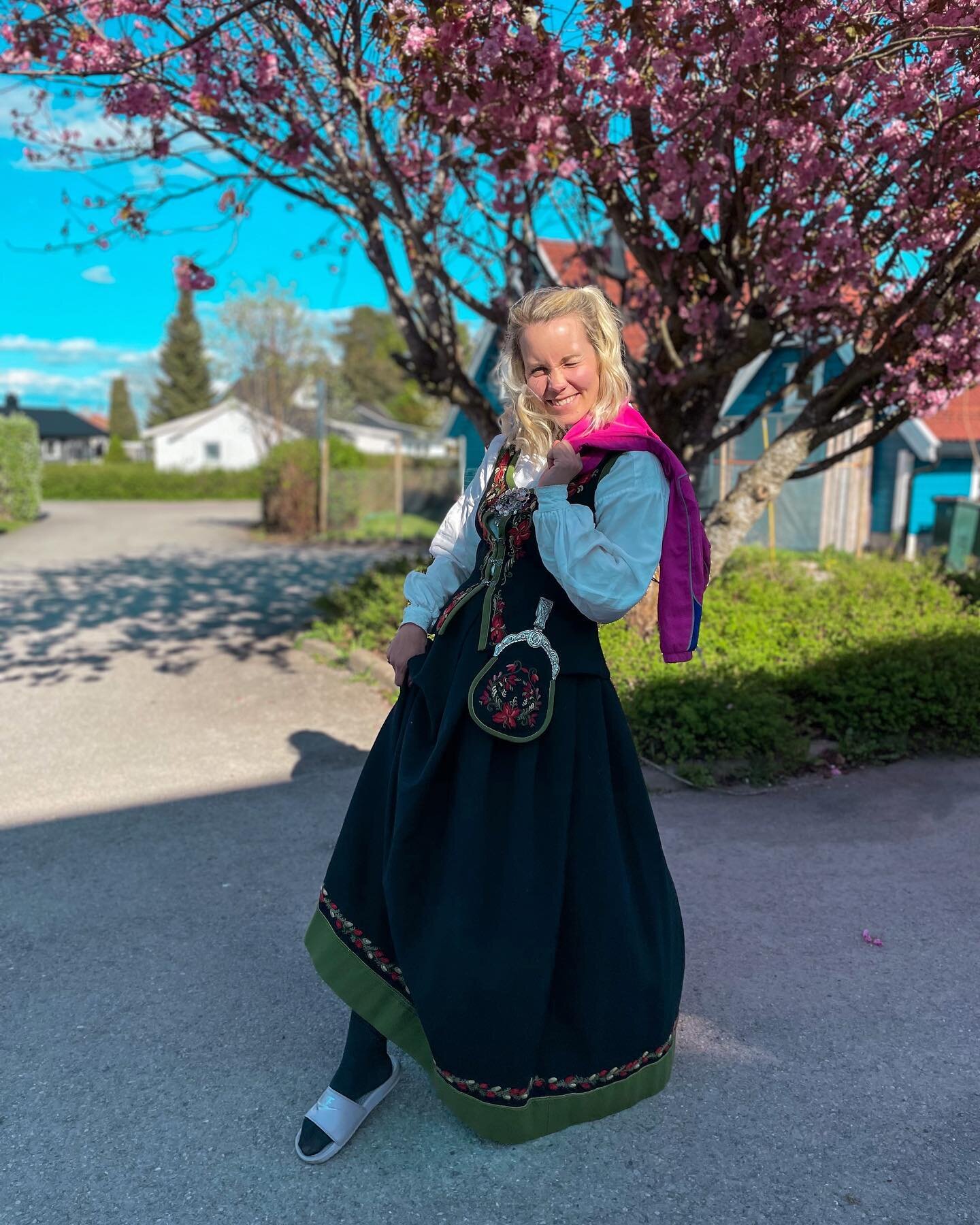 2 happy kids, 2 slitne foreldre og en bunad som ikke har passa s&aring; godt p&aring; over 10 &aring;r🇳🇴🍦 Vel gjennomf&oslash;rt #barnasdag ❤️✅
Gratulerer med dagen! 🎉 🇳🇴