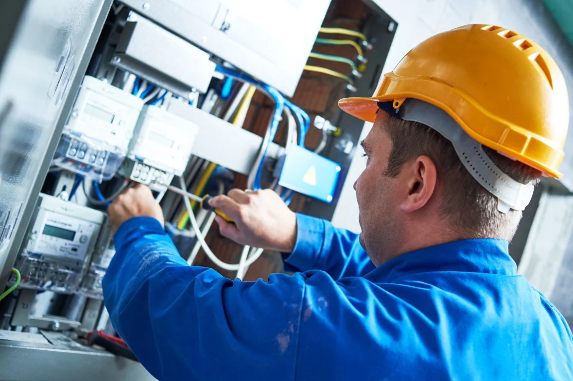 bigstock-Electrician-installing-energy--145004402.jpg