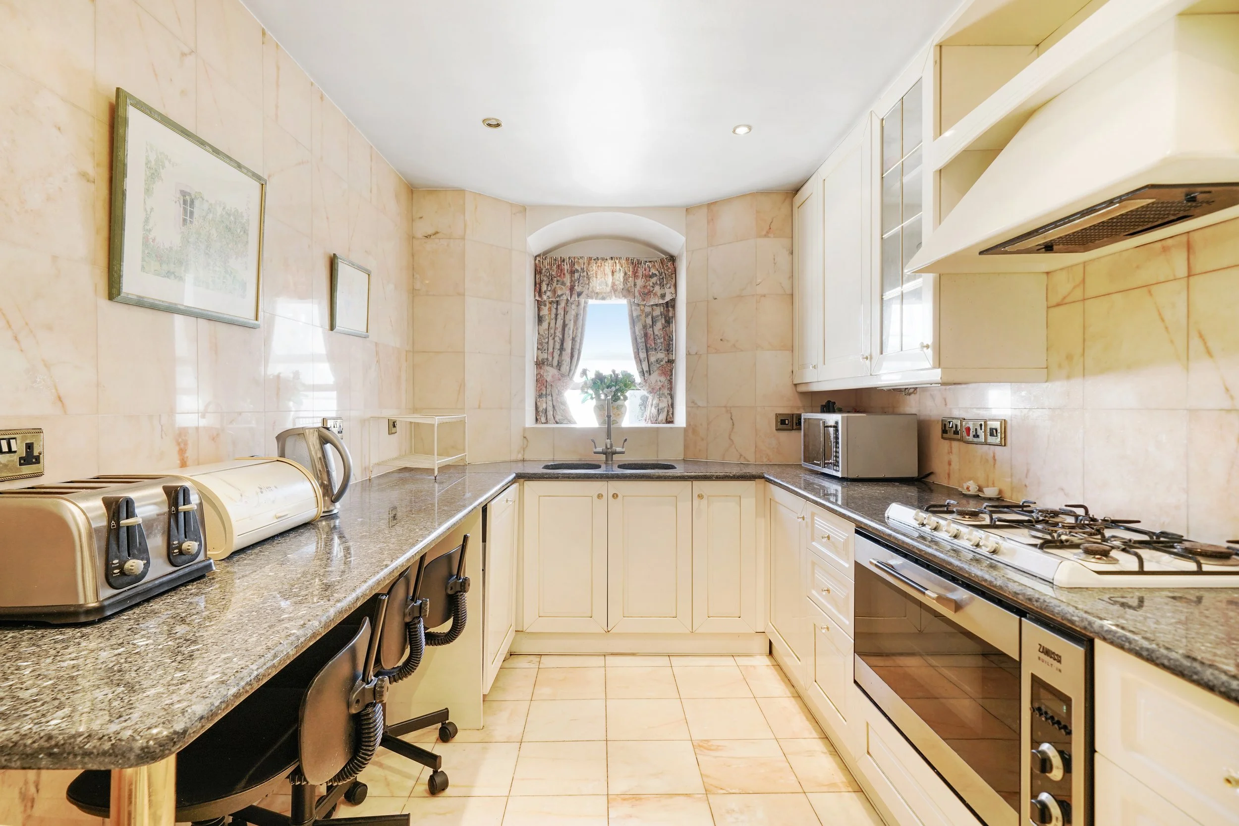 Bleinheim Court - UrRchPAxNNxXYoTYBoot.jpg