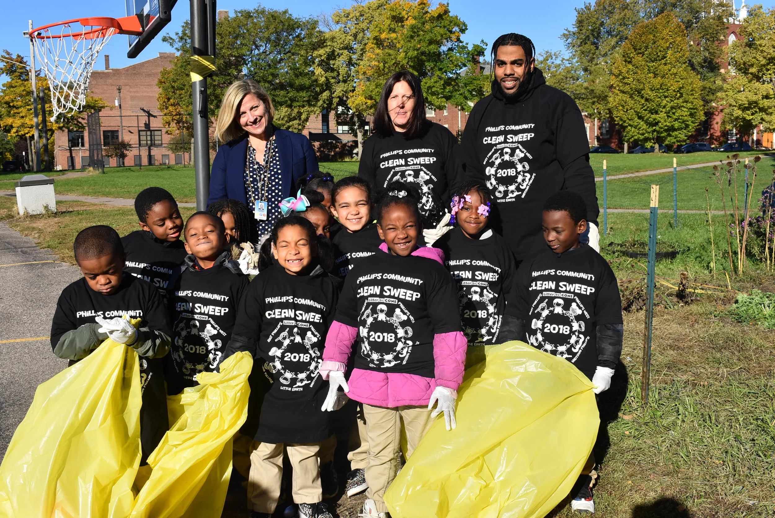 Principal Lindsey joined students and educators from Mrs. Patty Phillips’ first grade classroom as they cleaned up the school’s playground. Photos by Cirien Saadeh