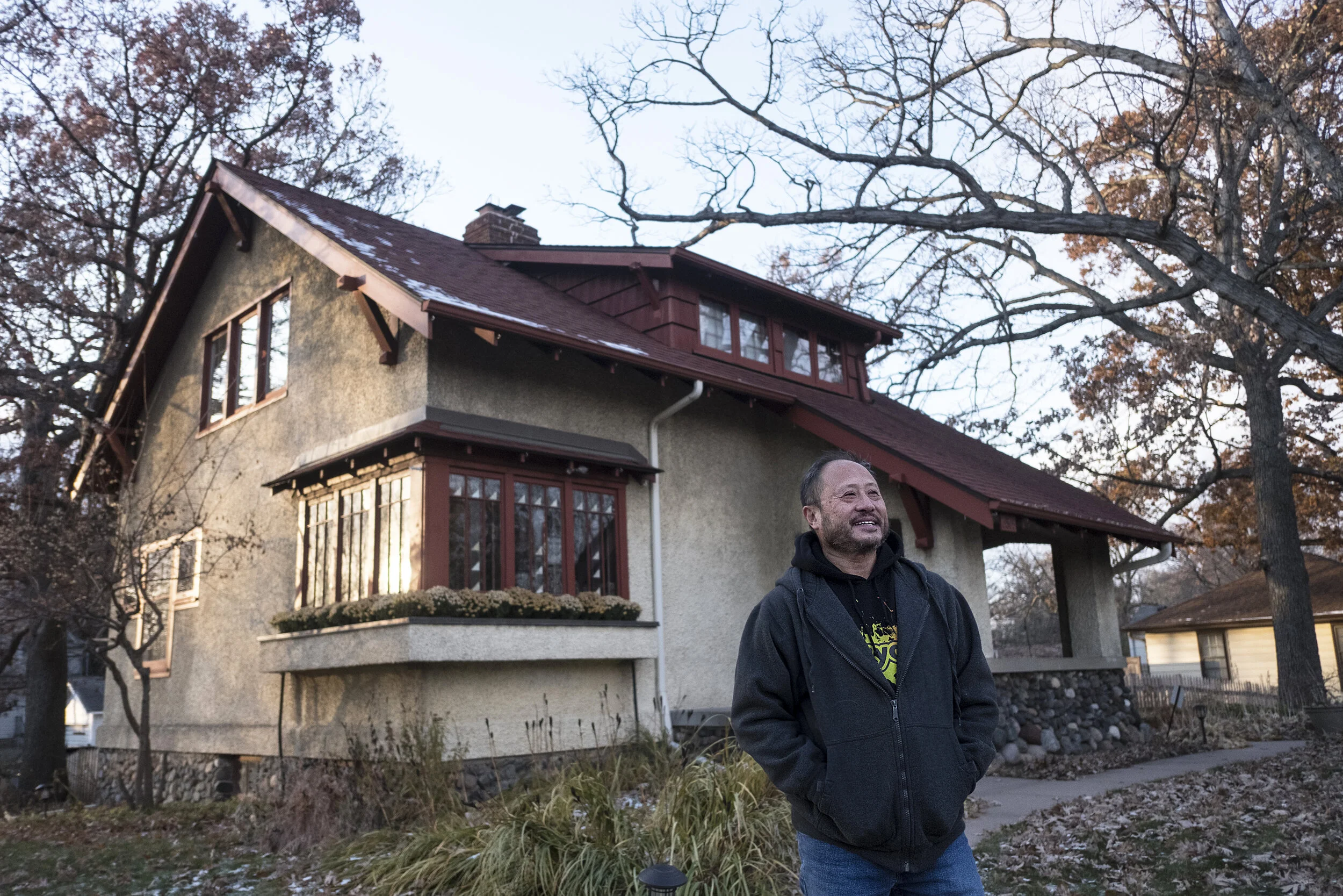 Neighbors: leave the light on