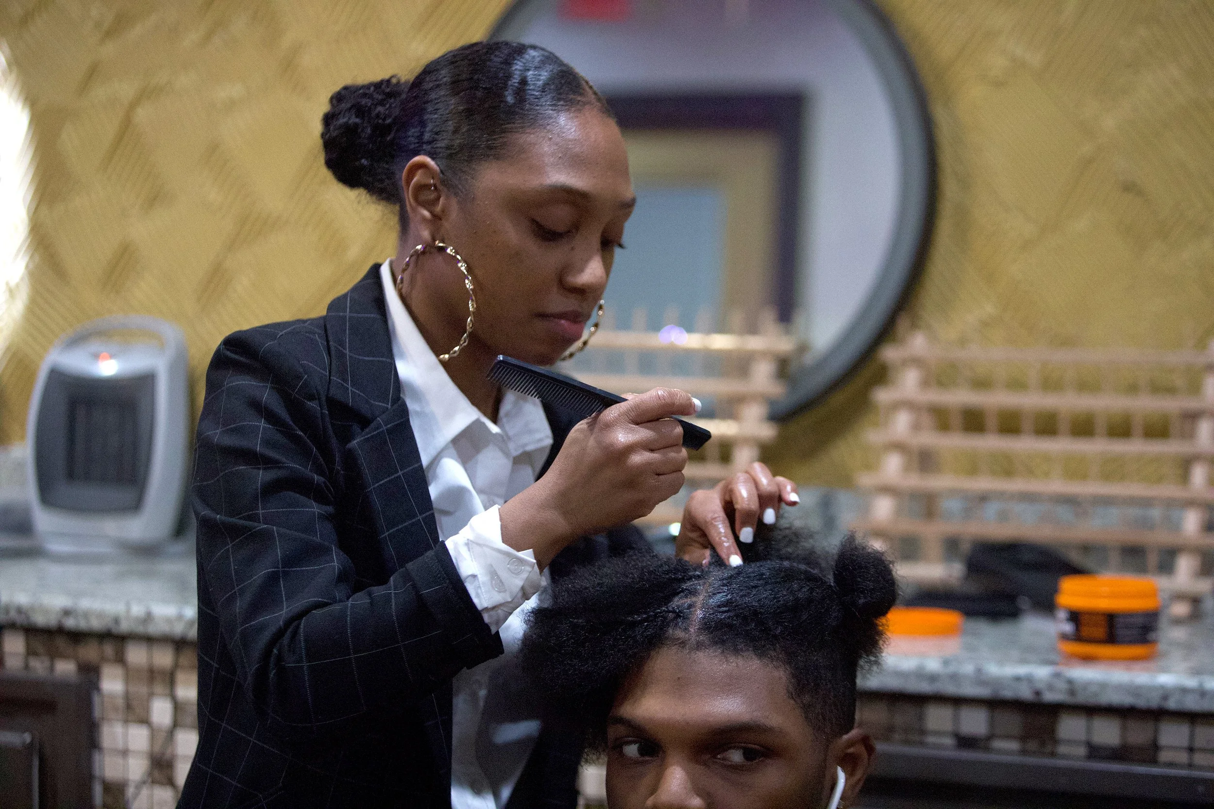 Protecting natural hair: Students explore Black hair at salon as lawmakers consider the Crown Act