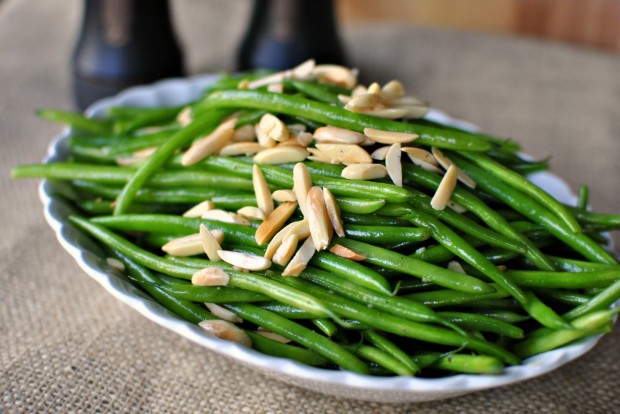 sauteed green beans with slivered almonds (Source: simplyscratch )
