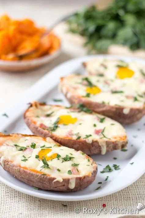 Breakfast egg stuffed sweet potatoes (Source: roxyskitchen )