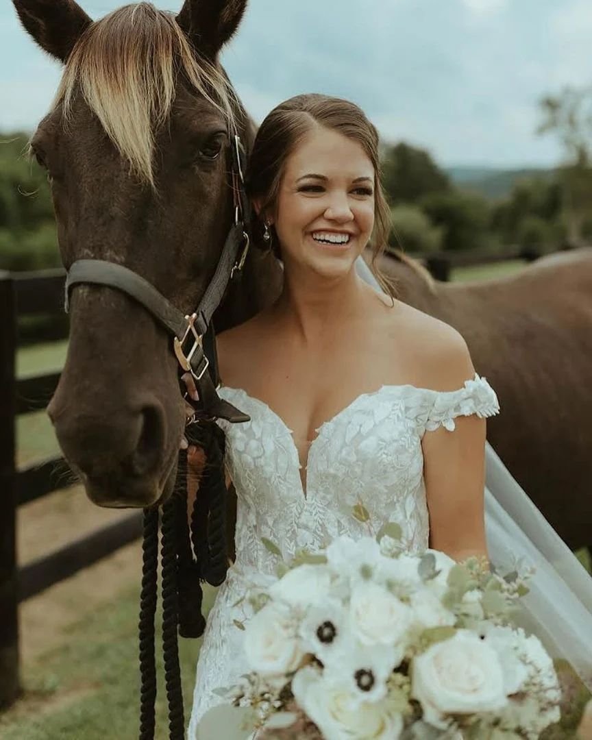 Kentucky wedding magic ✨ #mykentuckybride 

KB FEATURED Vendor:

Dress: @relixbridal 

Other Vendors:

Photography: @posaphoto &bull; Florals: @three_birds_floral &bull; Dress Designer: @justinalexander