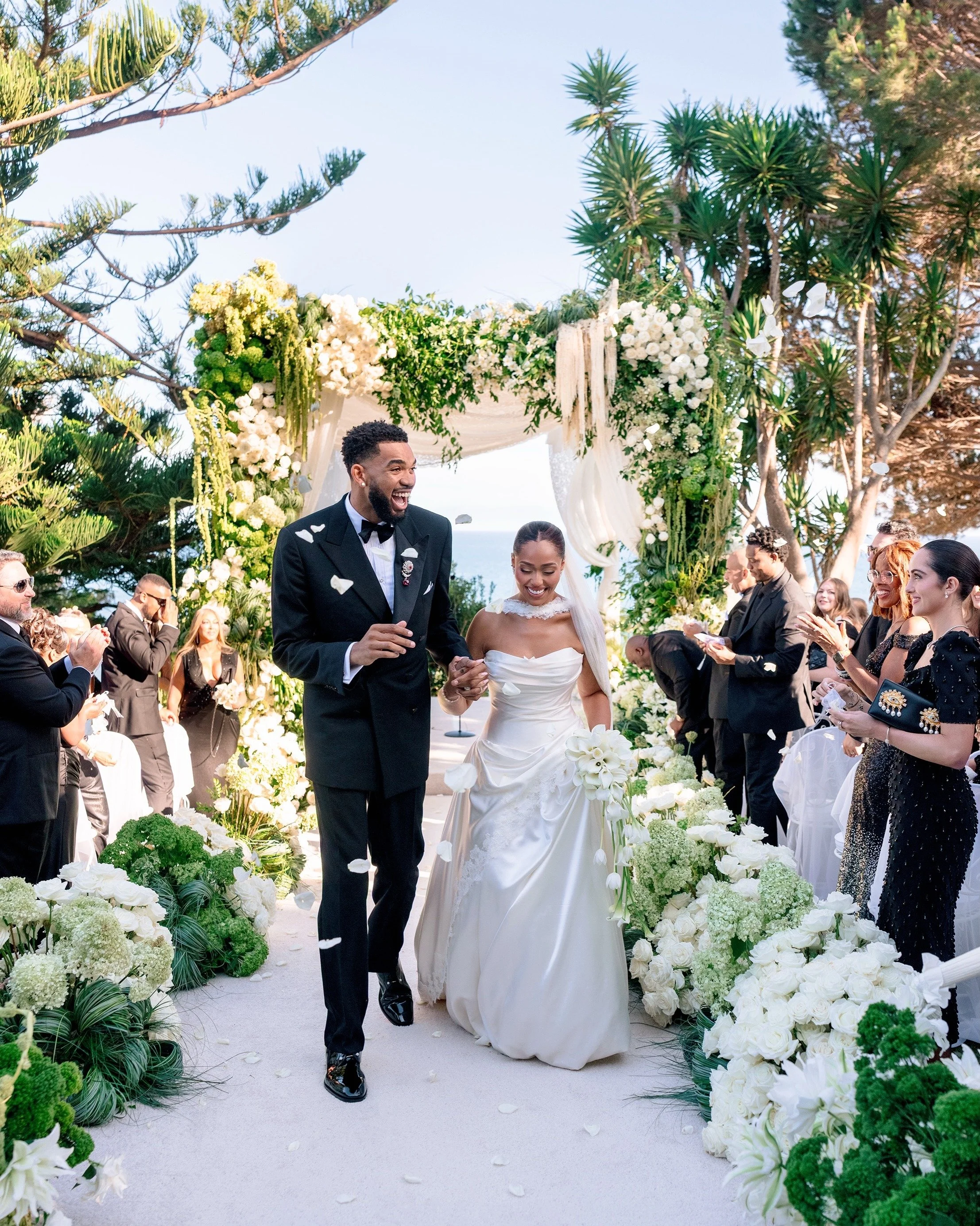 We love a celeb wedding, especially when said celeb is a UK legend. #mykentuckybride

Photography: @josevilla
Wedding Planner: @mindyweiss
Florals: @celiosdesign
Video: @bach.films
Hair: @iamdavontae
Makeup: @kvn.luong
Gown: @daniellefrankel
Suit: @r