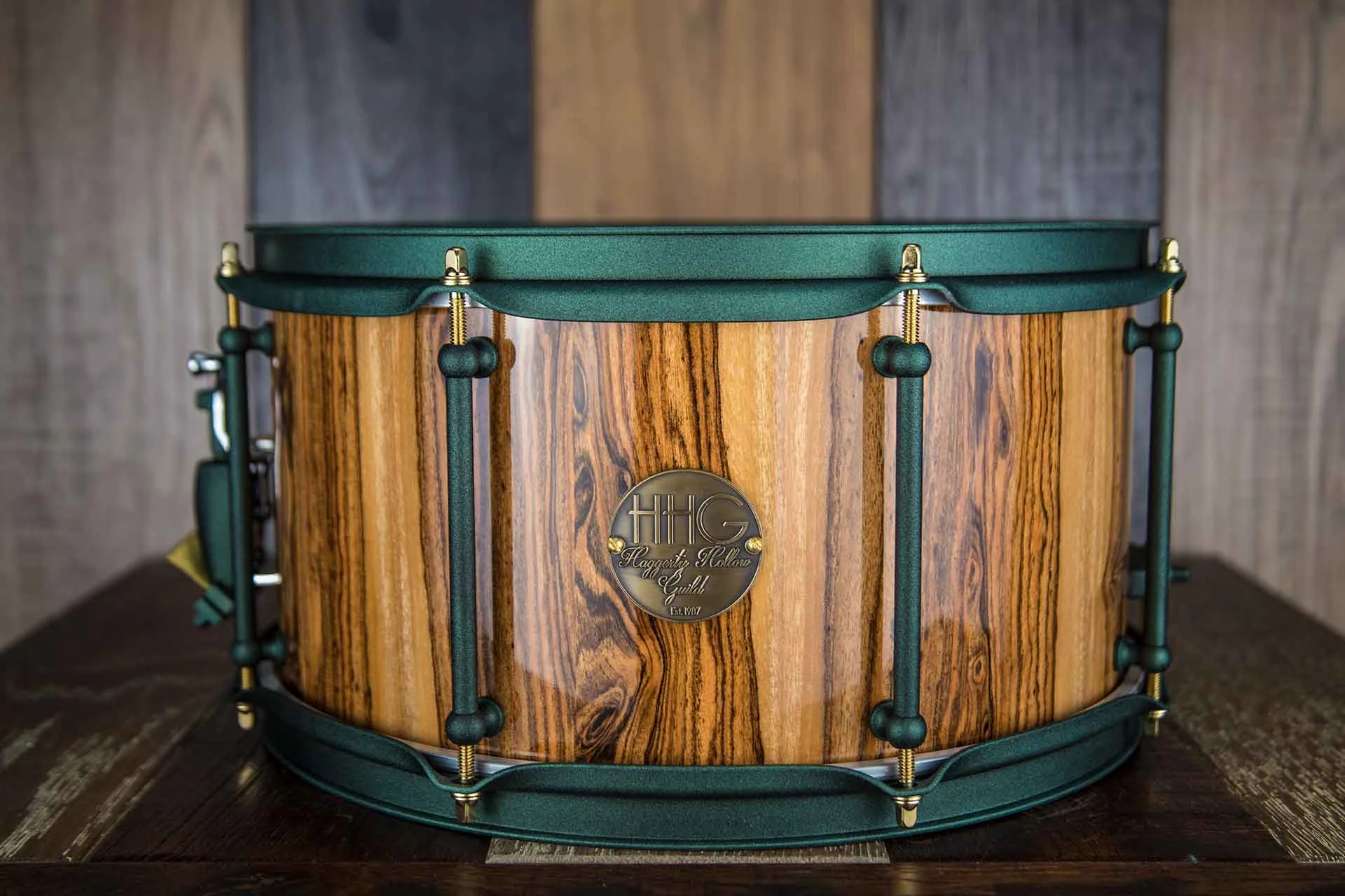 HHG-13X7-BOCOTE-STAVE-SNARE-DRUM-FORREST-GREEN-SHIMMER-HARDWARE-DRUMAZON_01.jpg