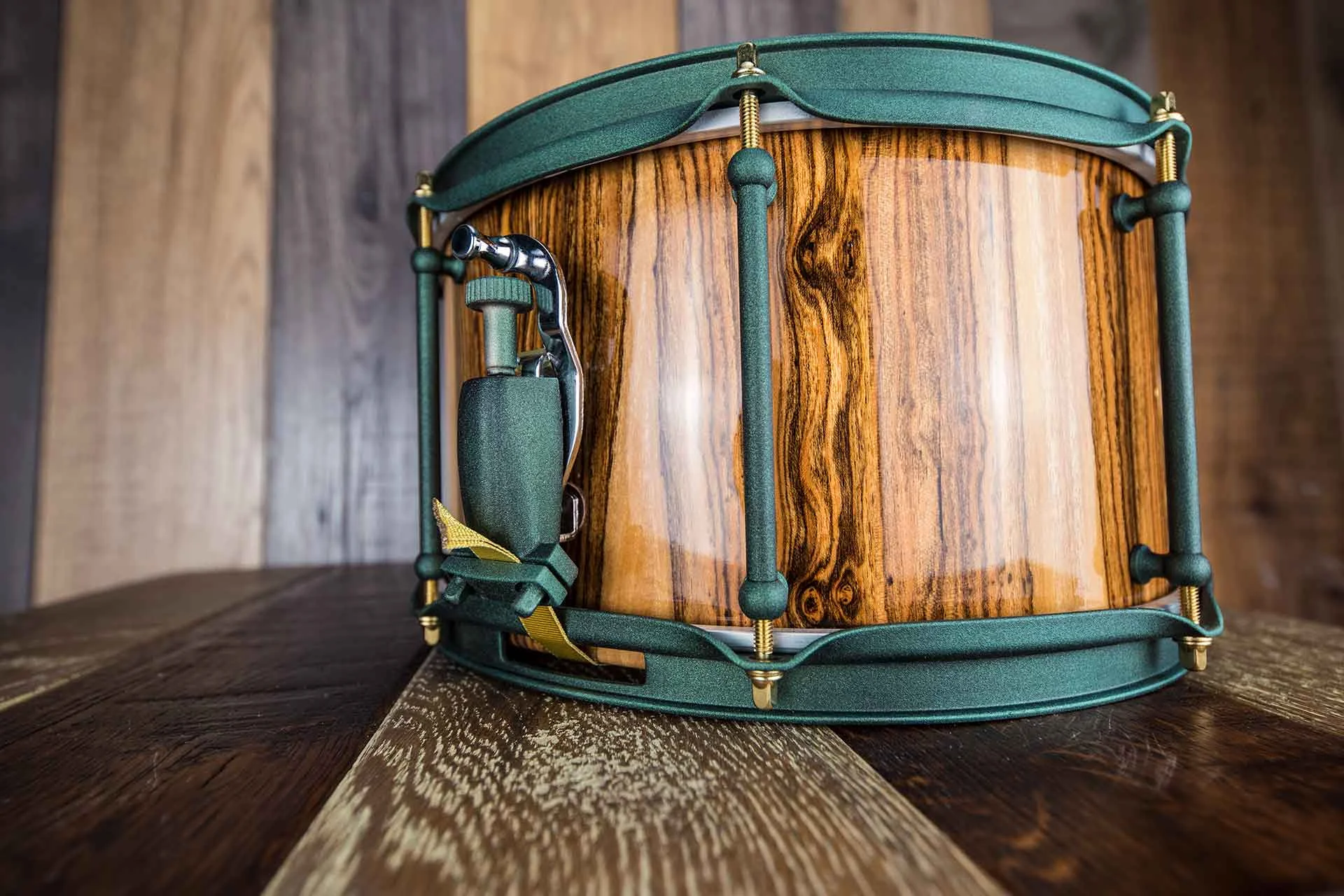 HHG-13X7-BOCOTE-STAVE-SNARE-DRUM-FORREST-GREEN-SHIMMER-HARDWARE-DRUMAZON_08.jpg