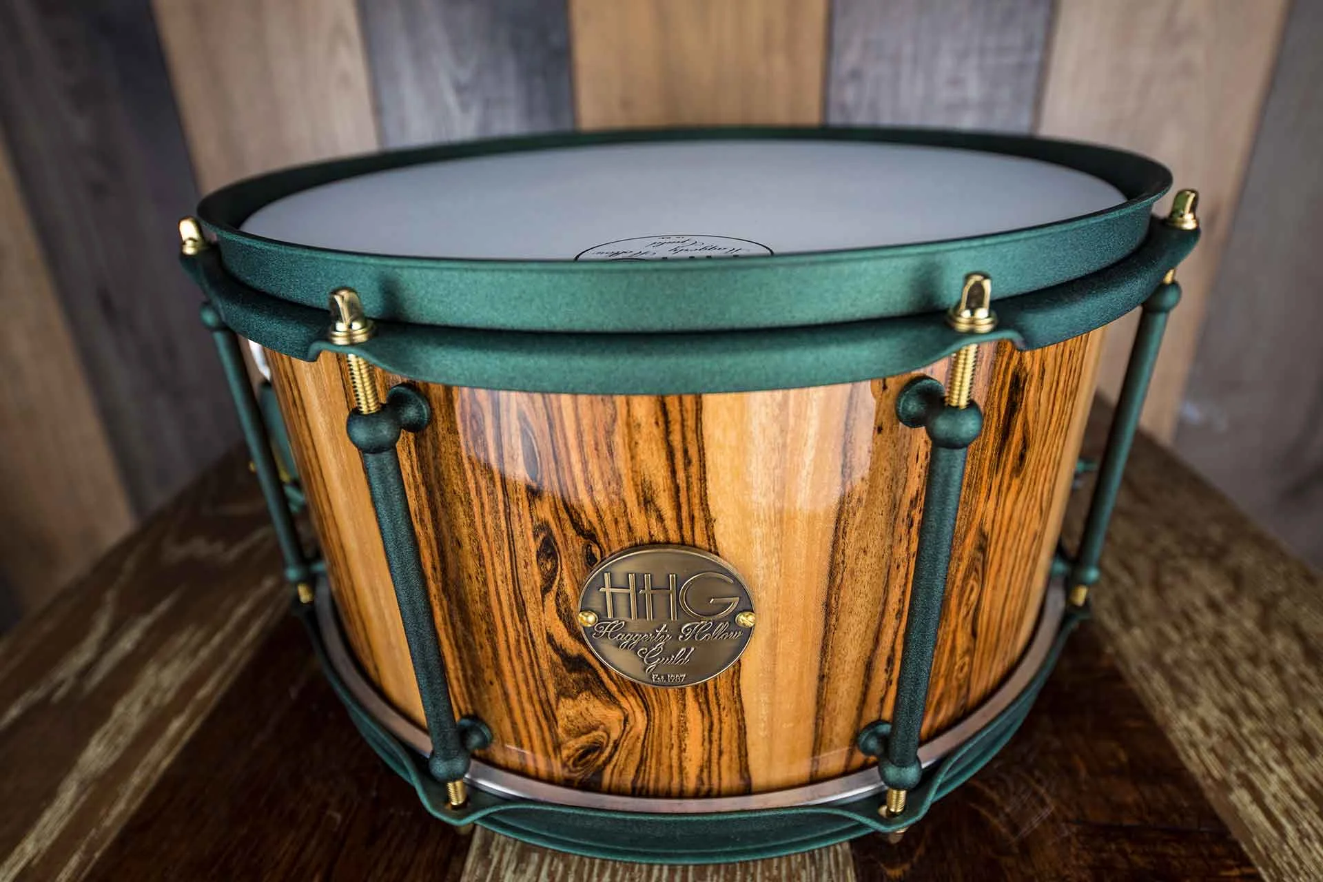 HHG-13X7-BOCOTE-STAVE-SNARE-DRUM-FORREST-GREEN-SHIMMER-HARDWARE-DRUMAZON_09.jpg