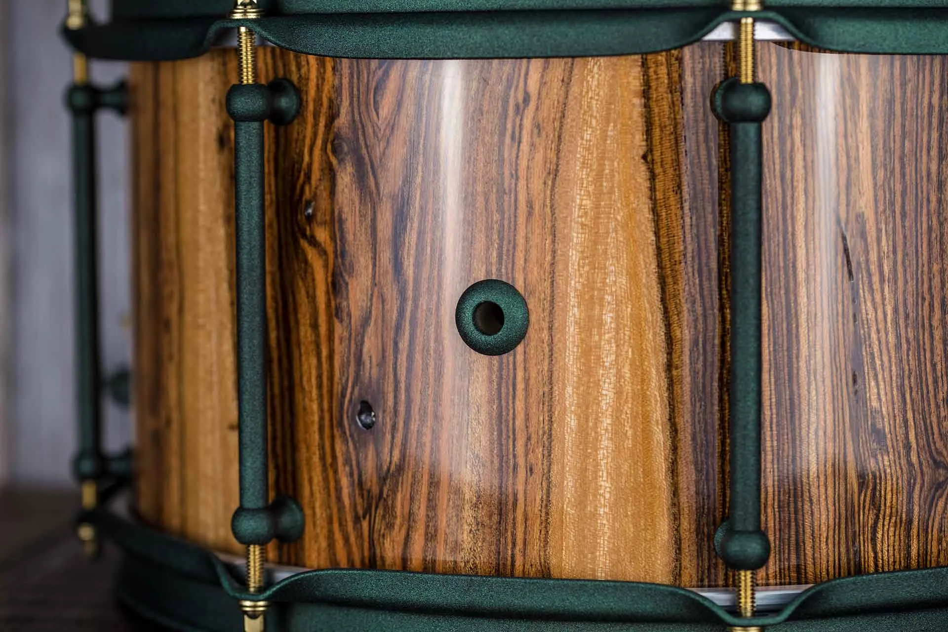 HHG-13X7-BOCOTE-STAVE-SNARE-DRUM-FORREST-GREEN-SHIMMER-HARDWARE-DRUMAZON_13.jpg