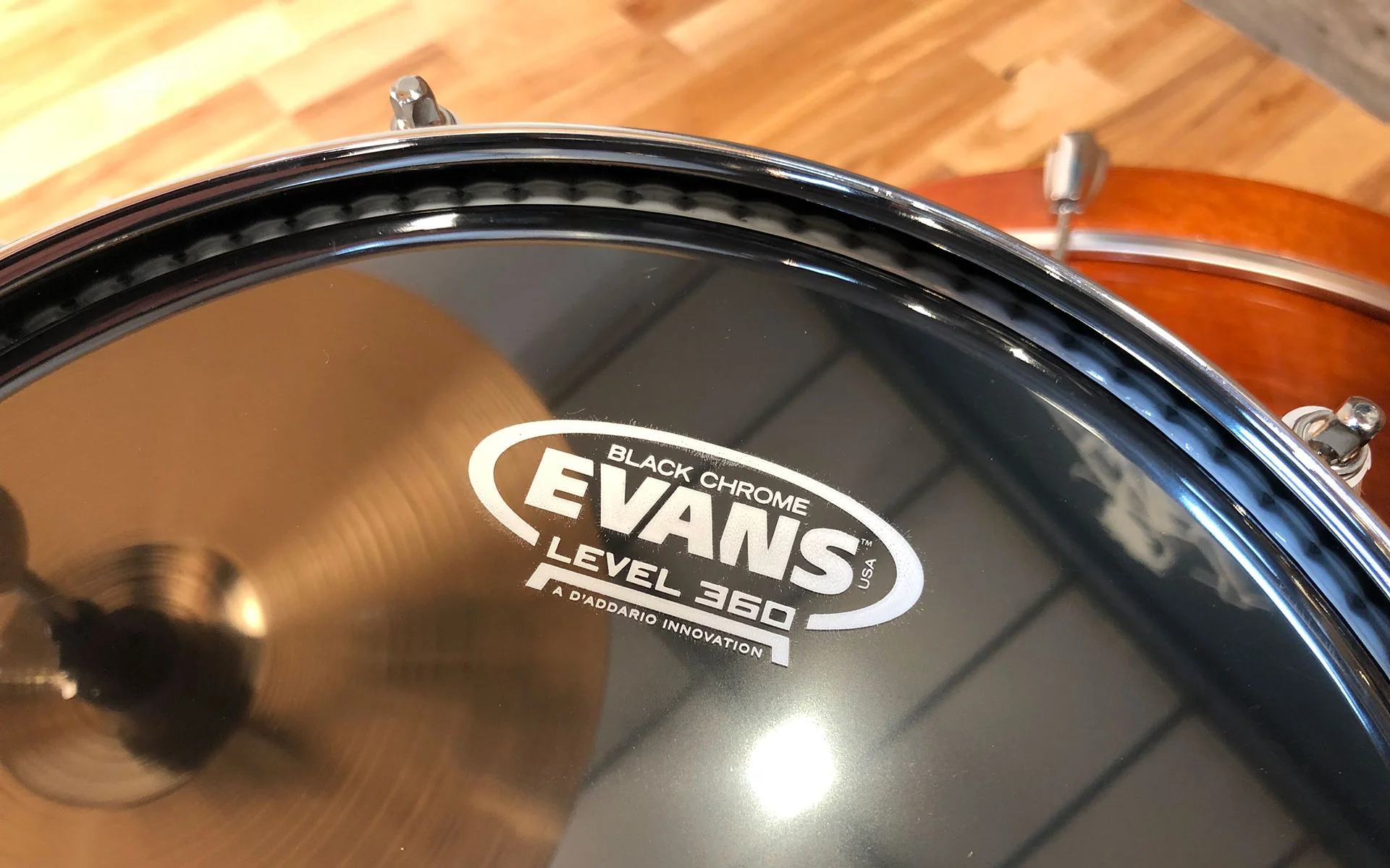 EVANS-LEVEL-360-BLACK-CHROME-DRUM-HEAD-COPYRIGHT-DRUMAZON_02.jpg