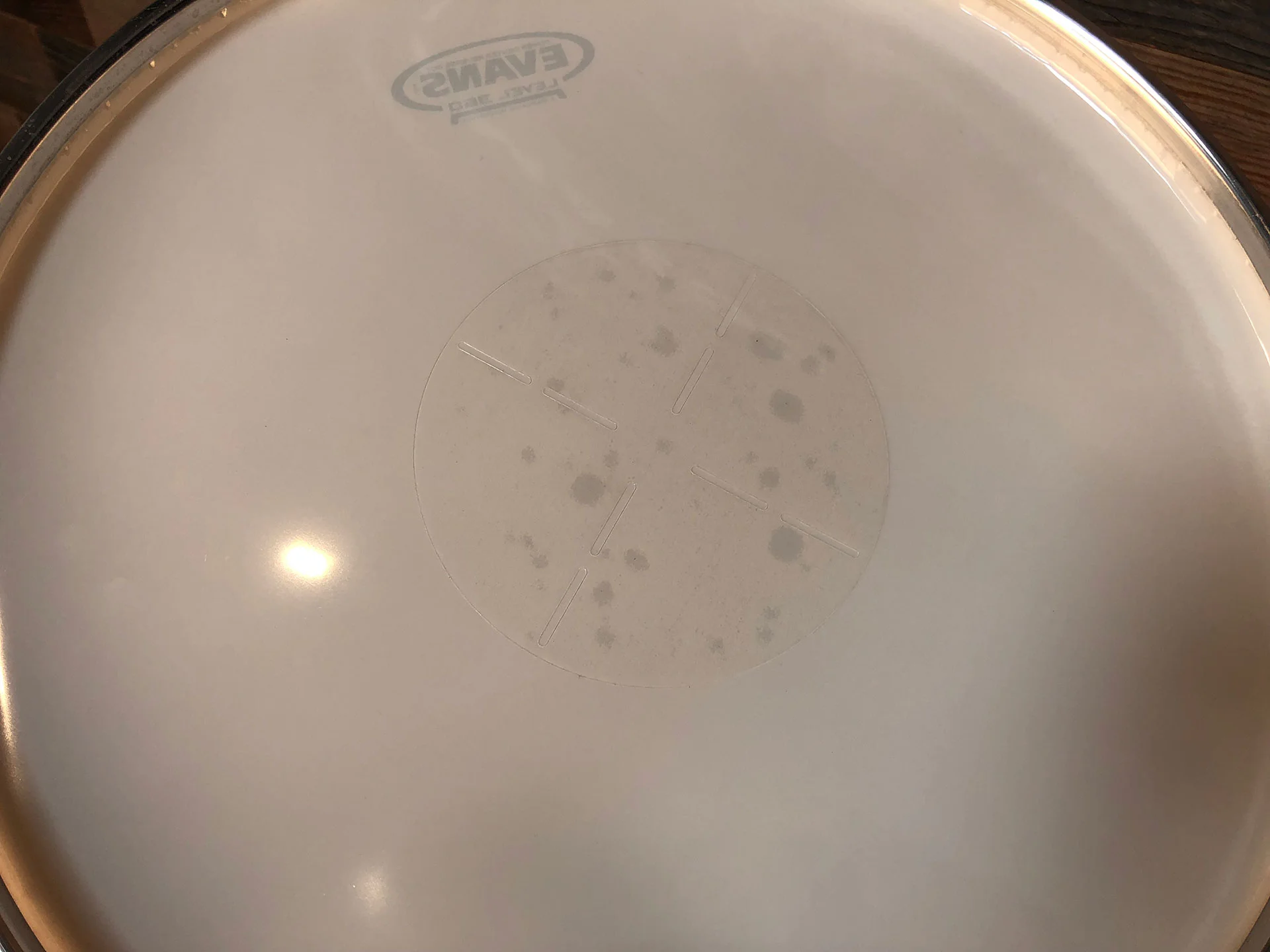EVANS-LEVEL-360-POWER-CENTER-REVERSE-DOT-SNARE-DRUM-HEAD-COPYRIGHT-DRUMAZON_04.jpg