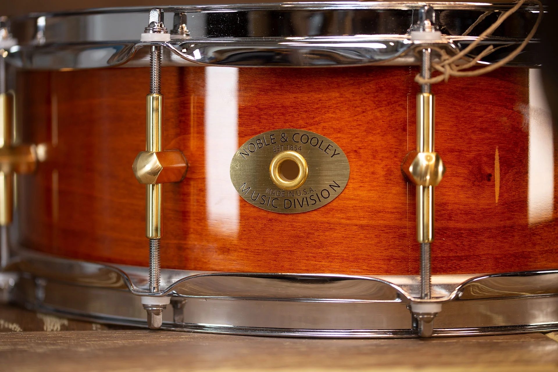 NOBLE-&-COOLEY-SS-CLASSIC-MAPLE-14X5-SNARE-DRUM-HONEY-MAPLE-GLOSS-DRUMAZON_07.jpg