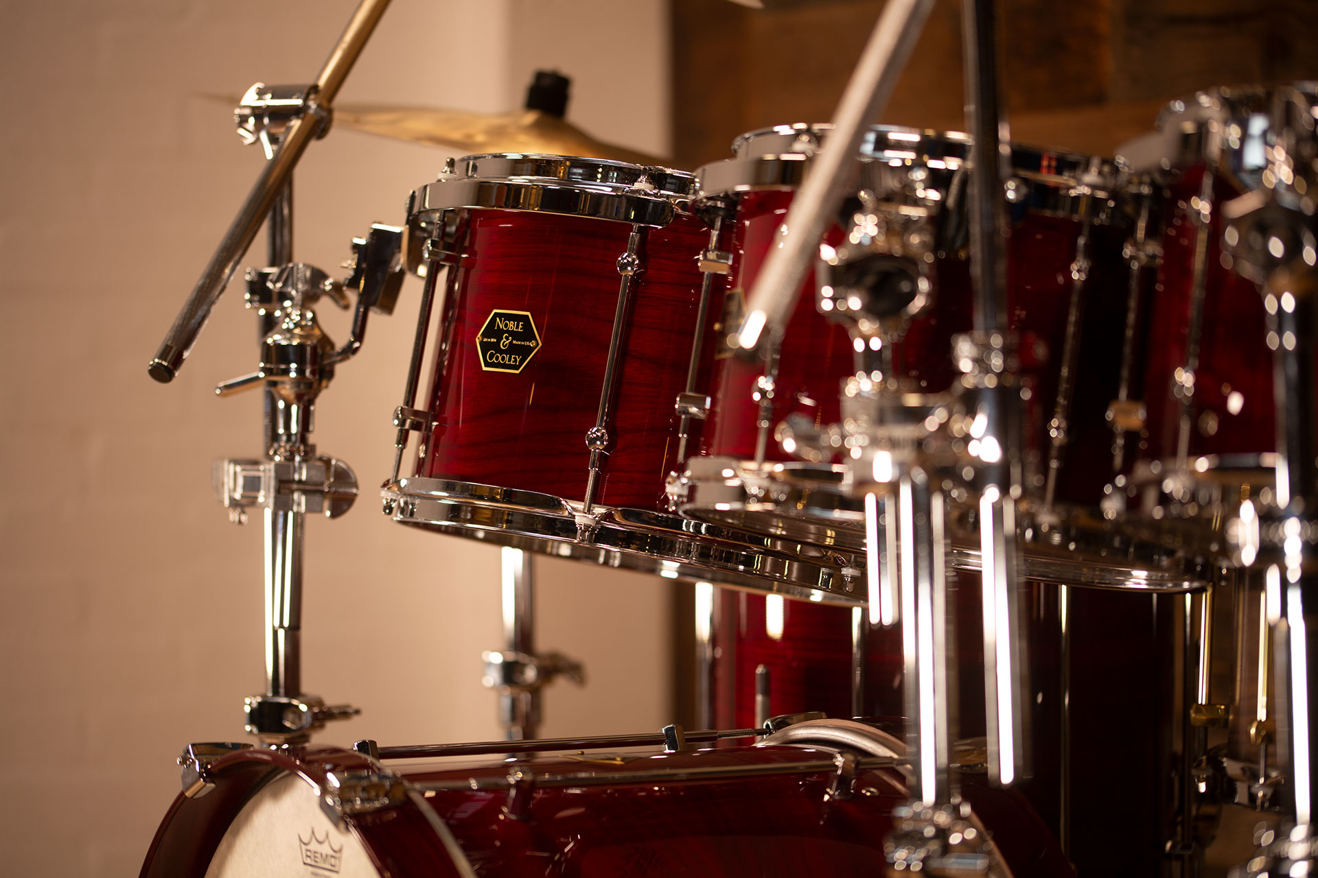 NOBLE-AND-COOLEY-WALNUT-TRANSLUCENT-CHERRY-RED-DRUMAZON_21.jpg