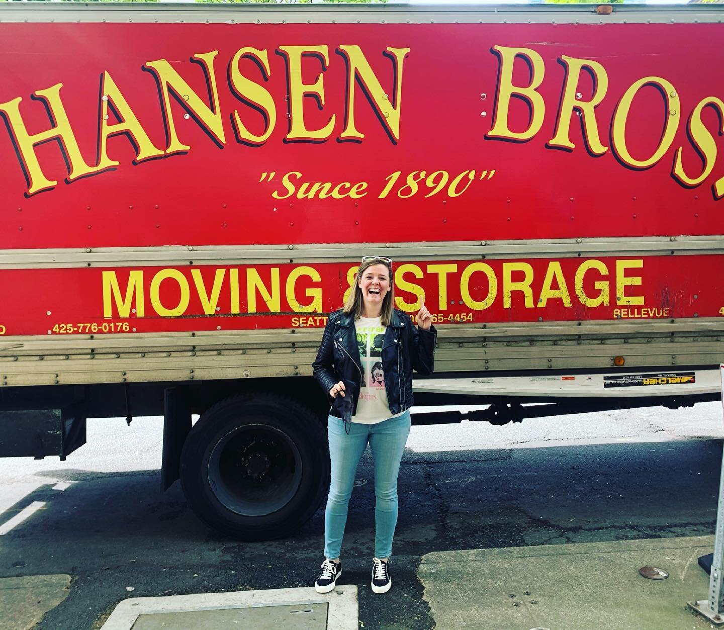 I was involuntarily #starstruck by a moving van 🤩#notmyhansonbros

&bull;
&bull;
&bull;

#fansonly #fanson #fansons #hanson #hansonday #hansonbrothers #hansen #hanson #moving #movingforward #seattle #beatles #beatesshirts #cheese #cheesin #cheesingh