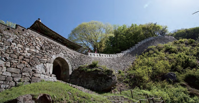 Namhansanseong Fortress. A mountain fortress that served as a temporary capital during the Joseon Dynasty, showing how the techniques for building a fortress developed during the 7th-19th centuries.