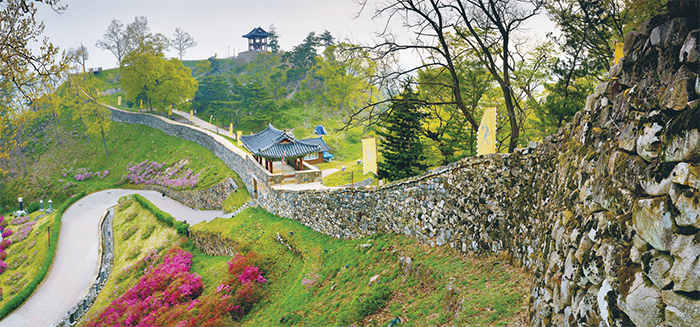 Gongsanseong Fortress. The fortress, which was built along the mountain ridge and valley near Geumgang River, was initially called Ungjinseong but later renamed Gongsanseong after the Goryeo period.