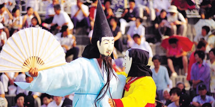 Gangneung Danoje Festival A masked couple dancing at the Gwanno Mask Dance during the Dano festival, which is held to celebrate the change of the seasons from spring to summer.