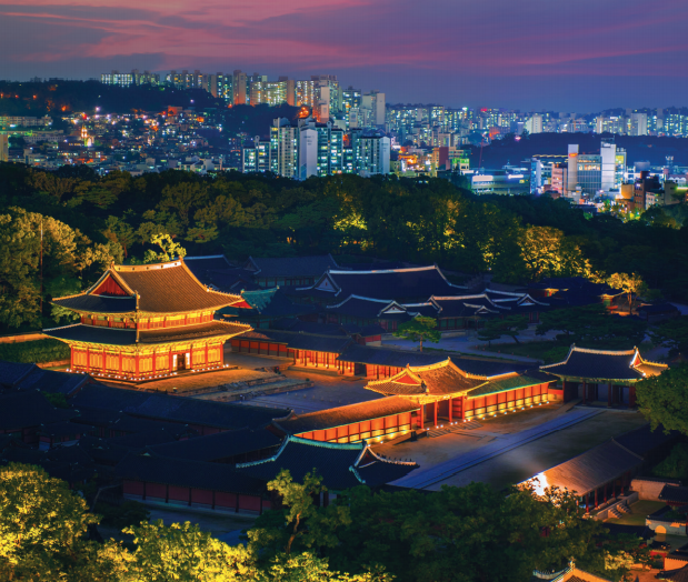 At night, Changdeokgung Palace becomes far more colorful and magical under the moonlight and lighting.