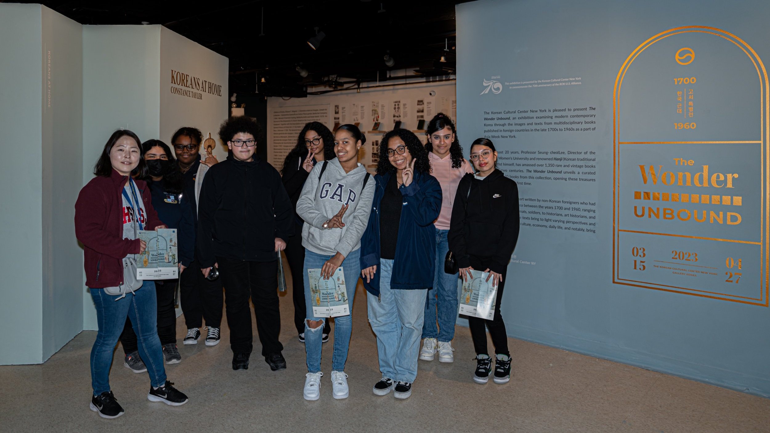 Charter High School students' field trip to Gallery Korea