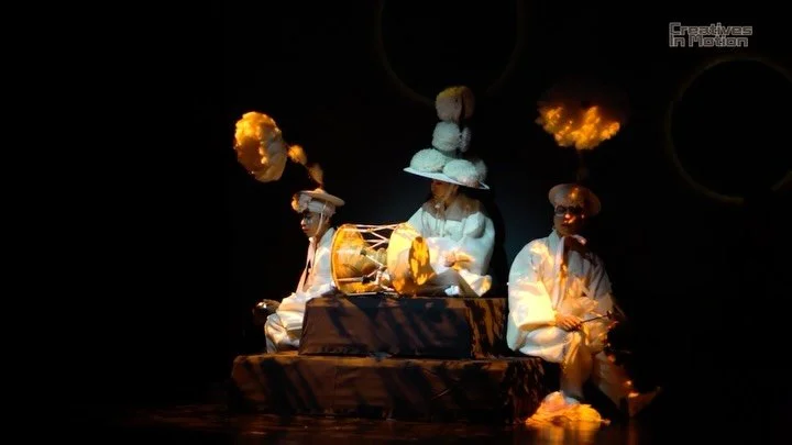 <𝒀𝒆𝒐𝒏𝒉𝒆𝒆-𝑮𝒚𝒆𝒐𝒏𝒈> reimagines yeonhee&mdash;a form of Korean traditional performance&mdash; by focusing on its cyclical sense of time and structure of ritual and play. Through rhythm and movement, the work explores where traditional 