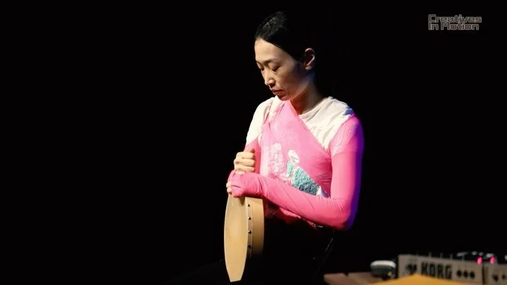 ⟨𝙂𝙧𝙚𝙩𝙖 𝙊𝙩𝙤⟩ is a solo performance that moves through fragments of memory, repeated phrases, and unfinished emotions&mdash;inviting the audience to project their own meanings rather than follow a fixed narrative. Appearing and disappearing bet