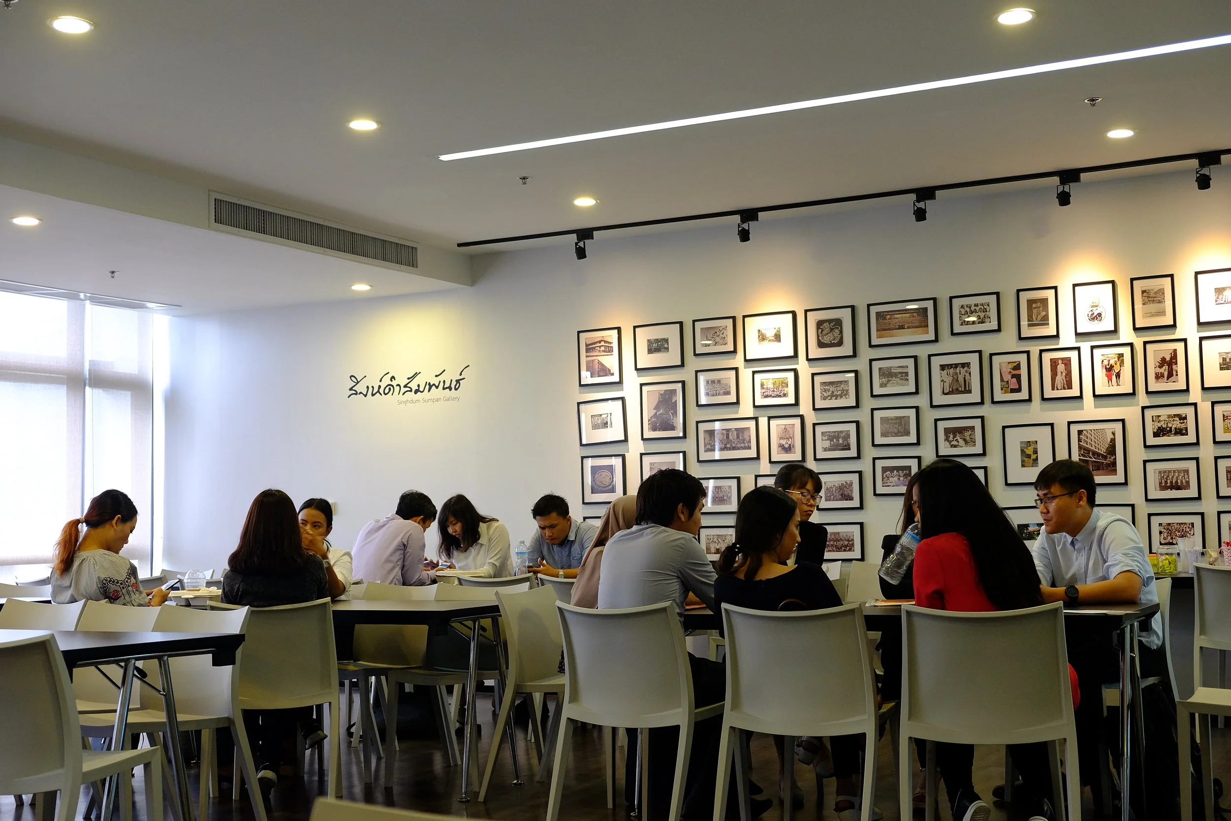 New Students relaxed themselves before the campus tour