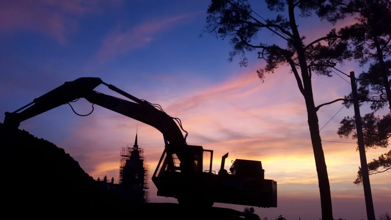 Photo 3: Development sees no exhaustion. It was about 7 P.M while an excavator was still preparing a new construction site.