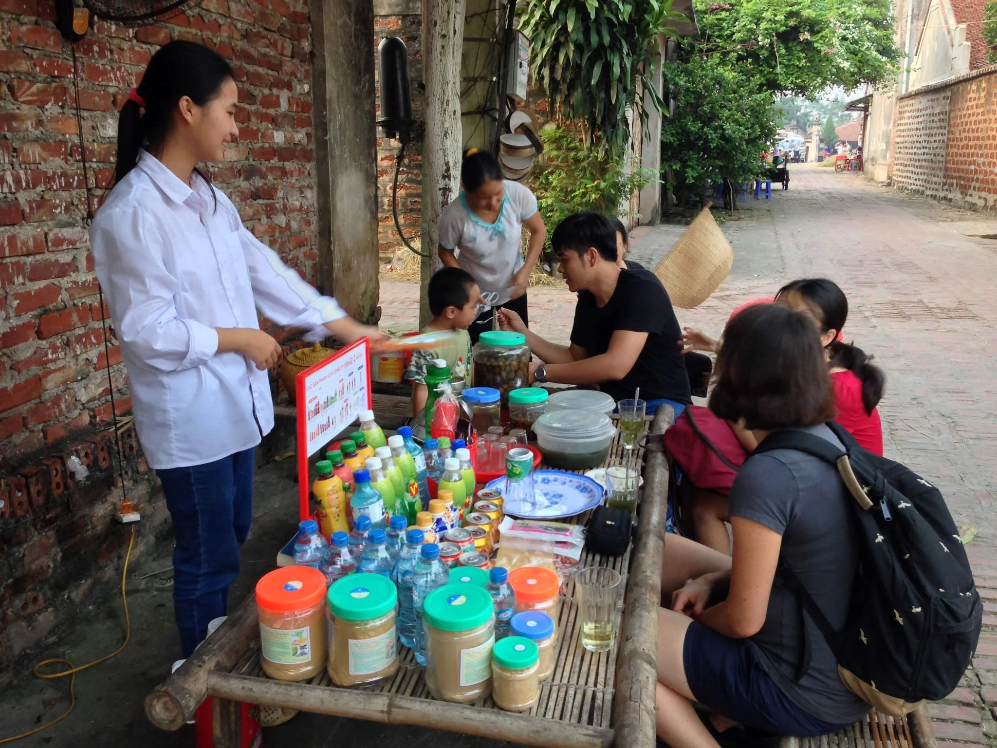 Photo 10: I was spoon feeding the kid with lemonade. Ladies beside me uttered that he would consider me as his father indeed.&nbsp;