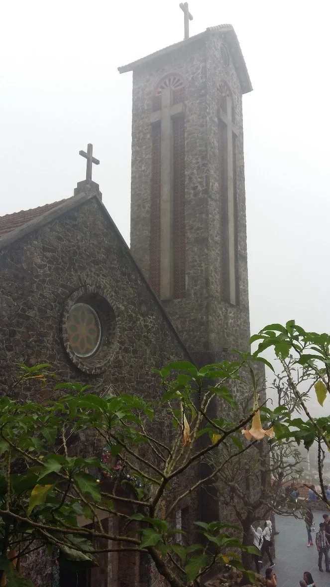 Photo: For Christian churches which are bustling and full of people on weekends, these places are currently for taking pre-wedding photos of Vietnamese couples.