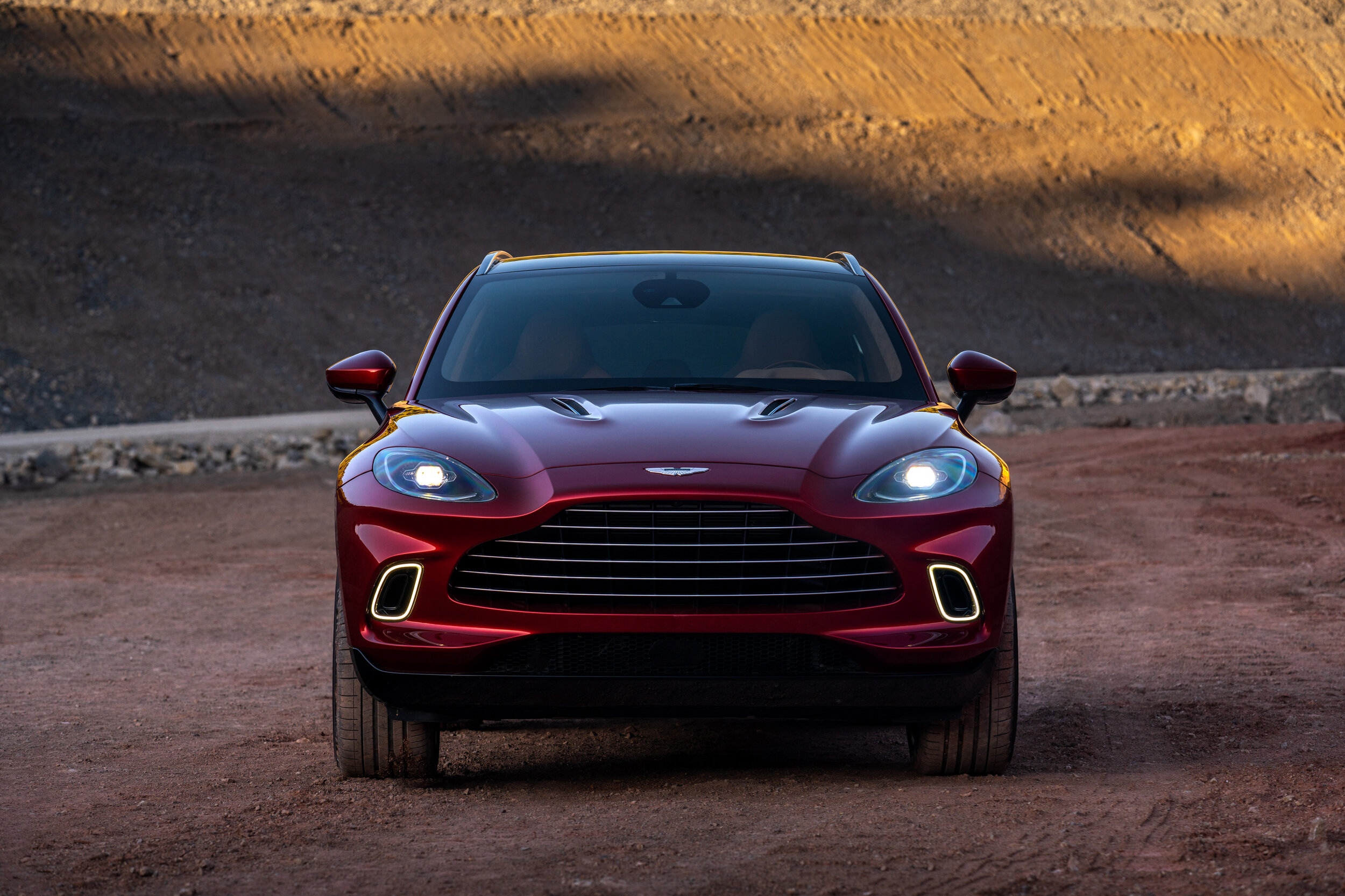 Aston Martin DBX_04.jpg