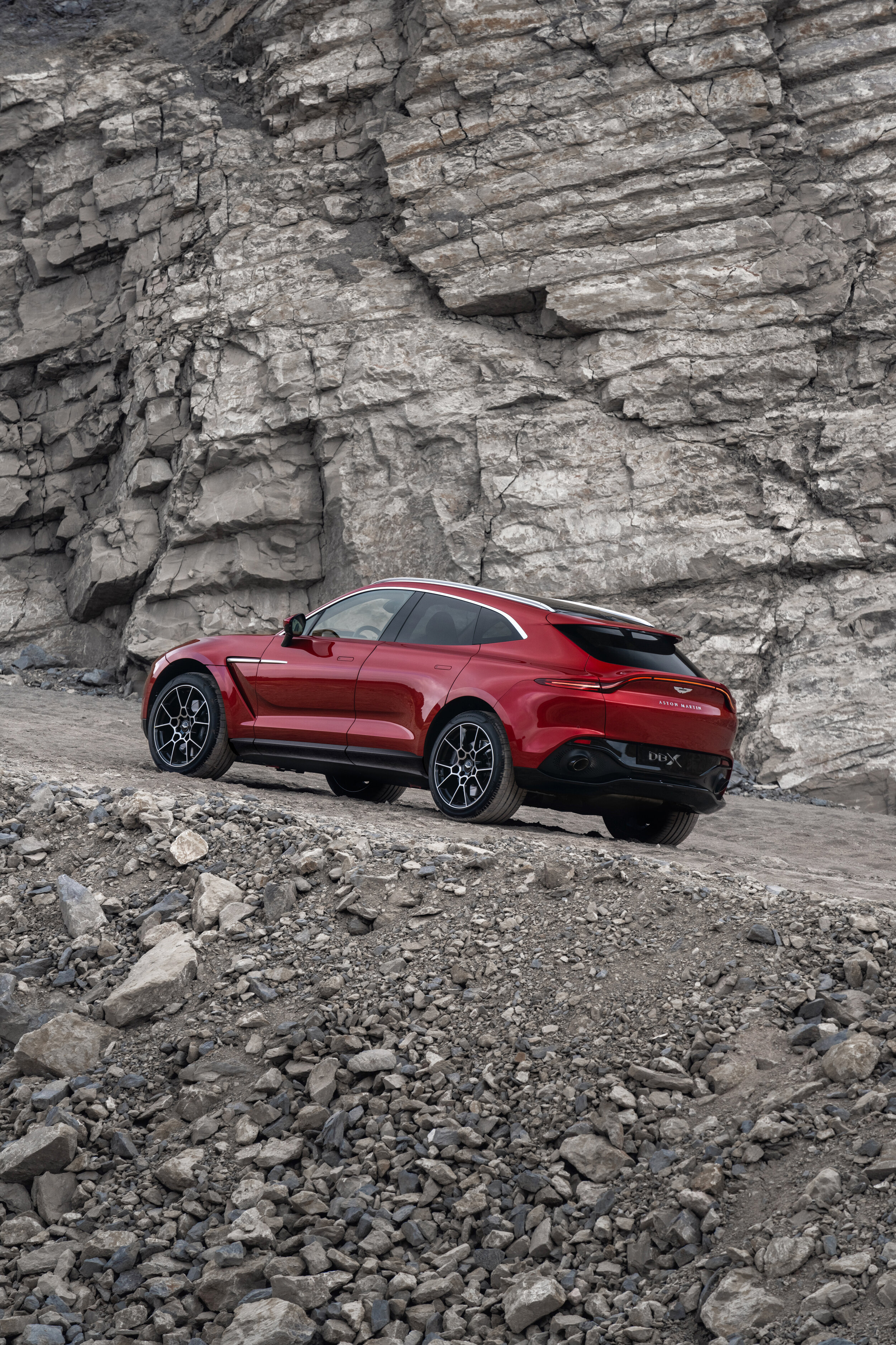 Aston Martin DBX_14.jpg