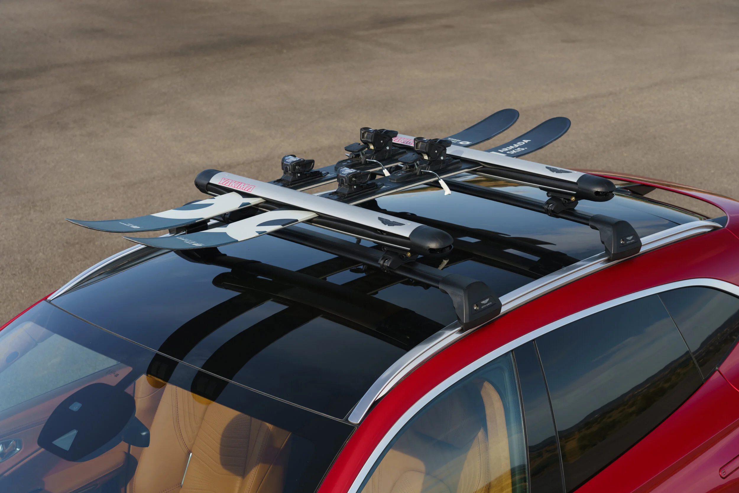 Aston Martin DBX_33_Ski Rack.jpg