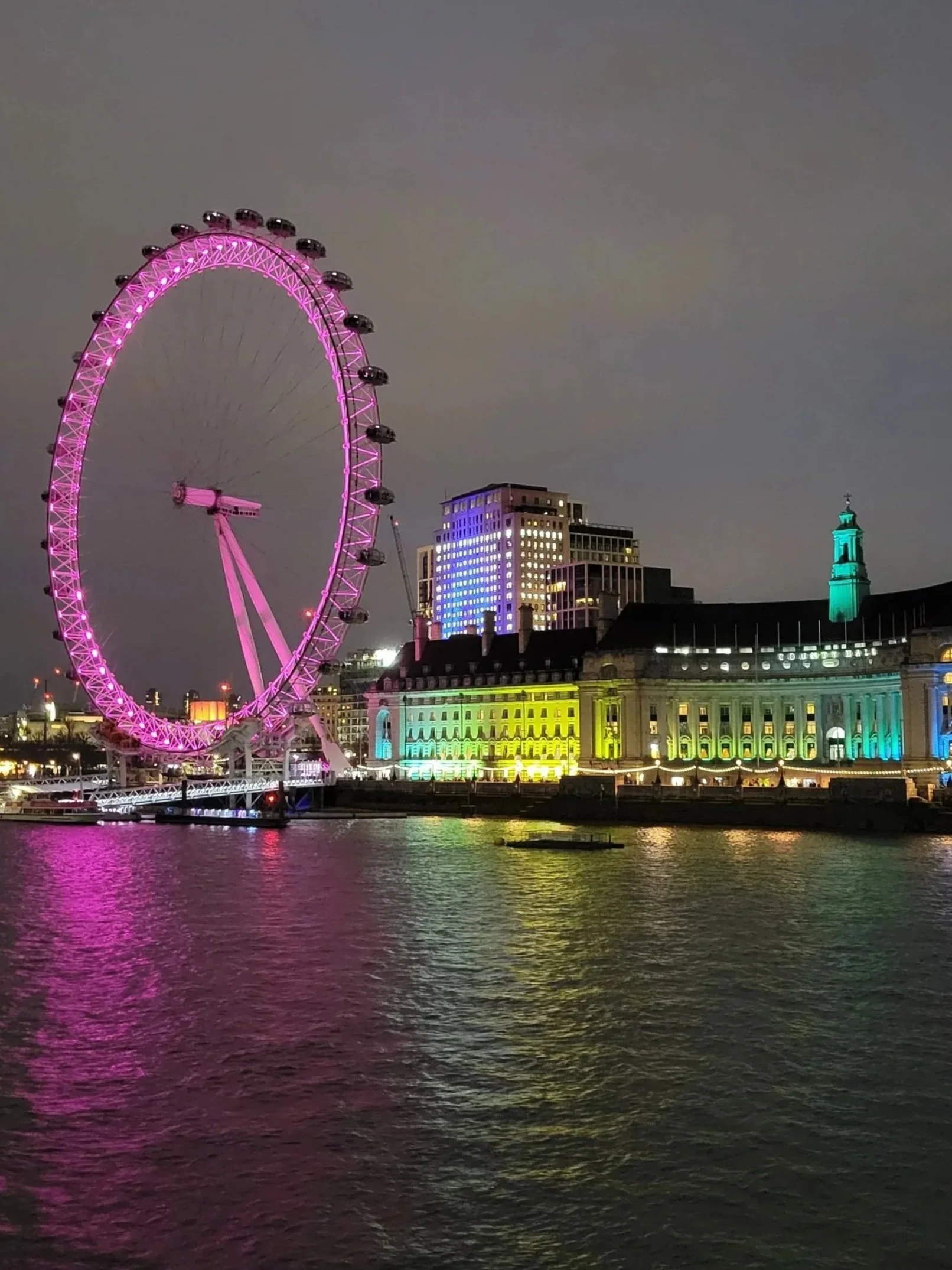 London eye illuminated at night