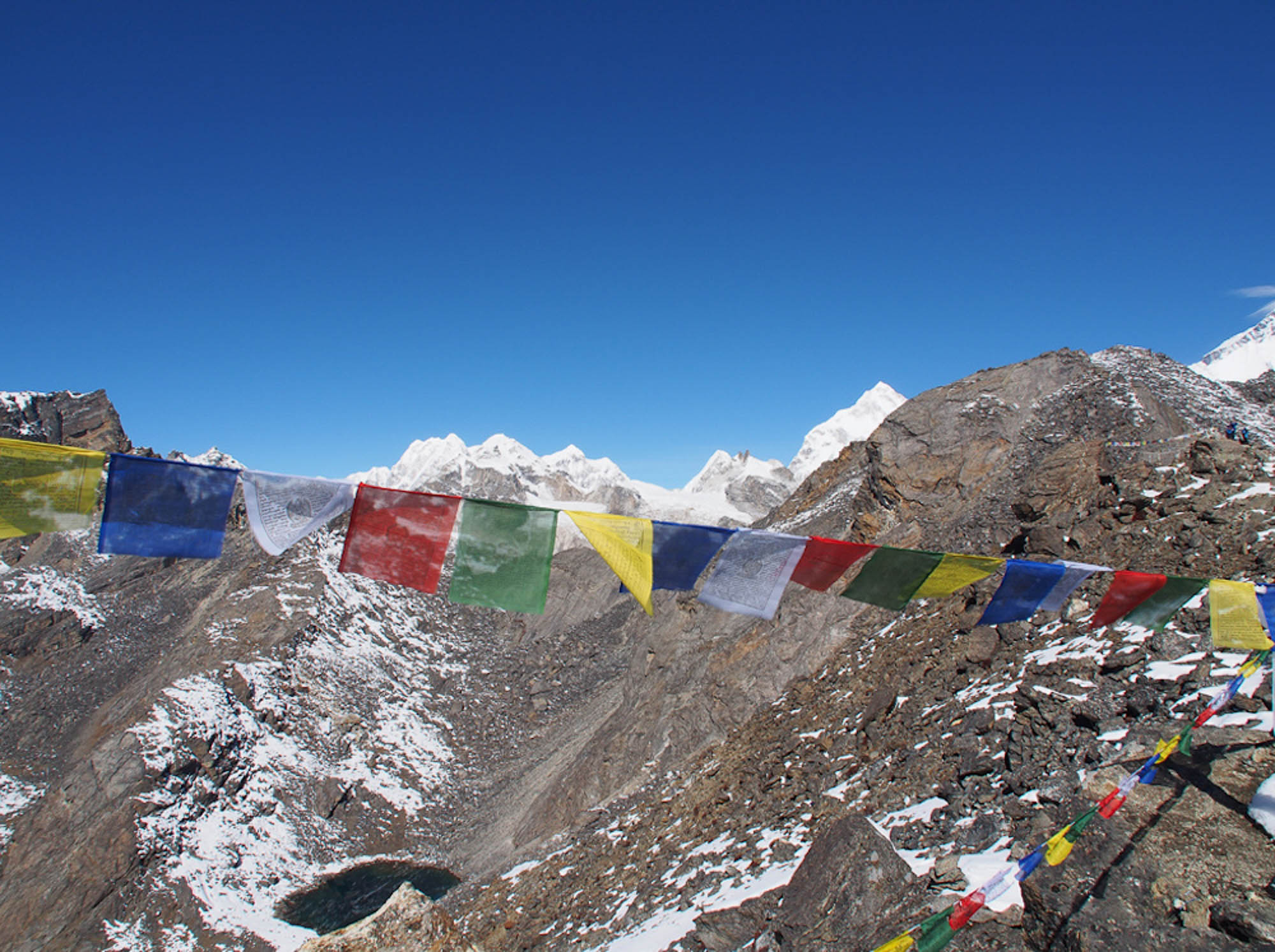 Nepal montagnes drapeaux.jpg