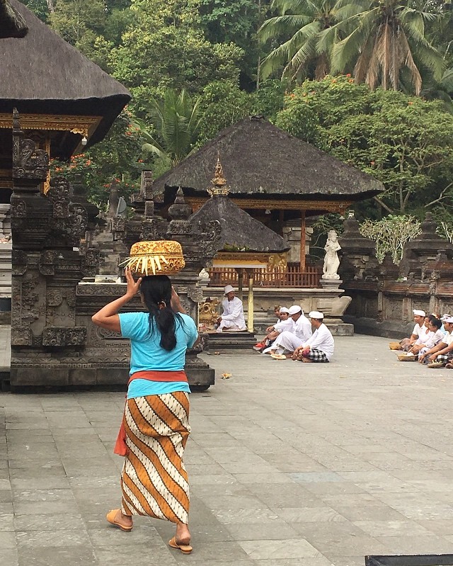 Je pourrais rester des heures &agrave; regarder les c&eacute;r&eacute;monies &agrave; Bali, quelle s&eacute;r&eacute;nit&eacute;.🙏
#bali #indonesia #island #hindouisme #serenite #temple #tirtaempul #puratirtaempul #decouvrirensemble #valisesenfamill