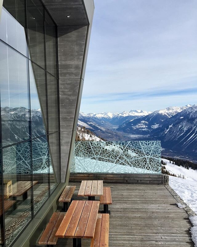 A 2112m d&rsquo;altitude, une ancienne gare d&rsquo;arriv&eacute;e de t&eacute;l&eacute;cabine transform&eacute;e en un h&ocirc;tel eco responsable d&rsquo;une beaut&eacute; tr&egrave;s brute avec une vue superbe panoramique sur des sommets mythiques