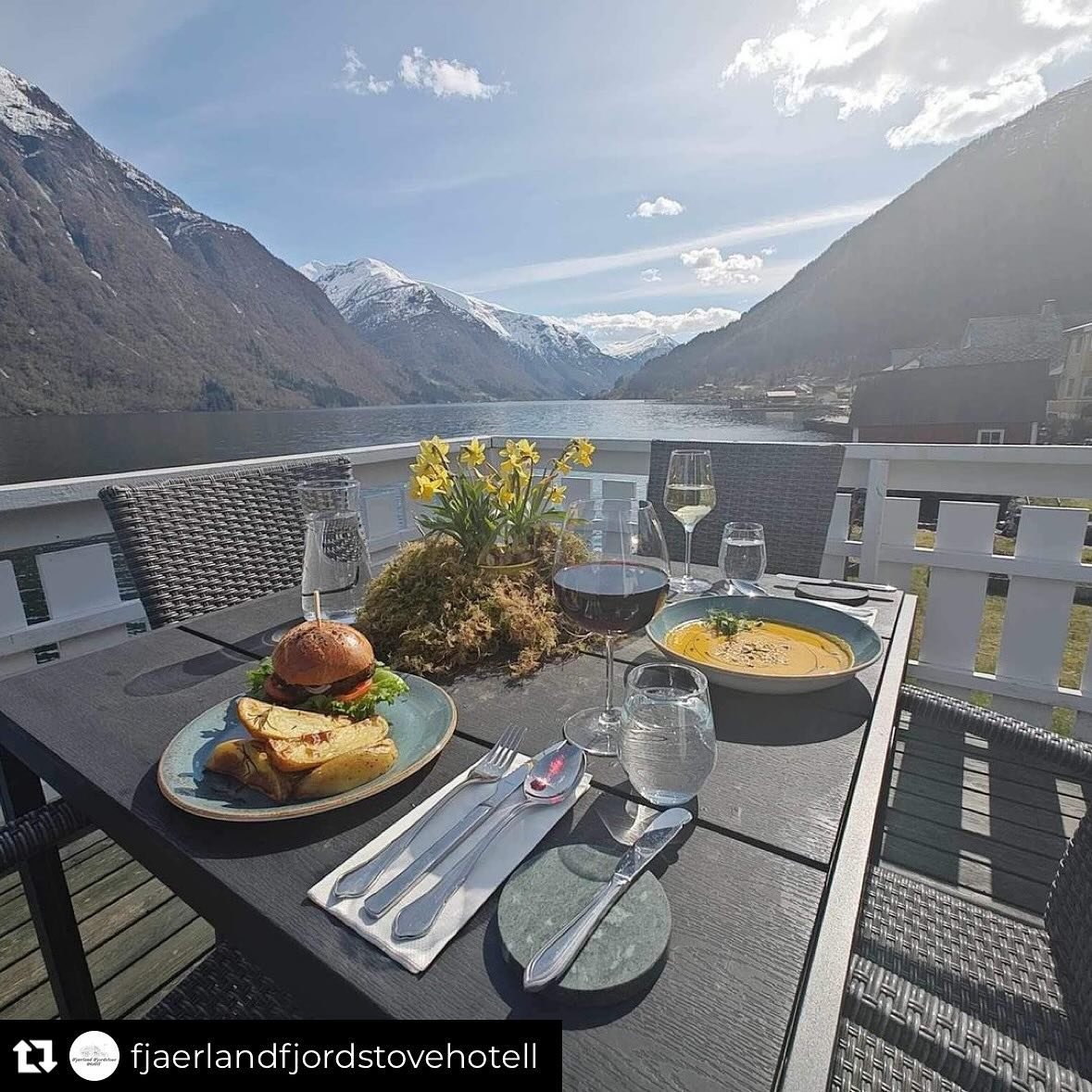 The seasons are changing! Discover Fj&aelig;rland in spring and enjoy a delicious lunch during the weekend with a view of this beautiful landscape 🌞

📸 @photographingchef 

@norskbremuseum
@fjaerlandfjordstovehotell
@brevasshytta
@boyumcamping
@den