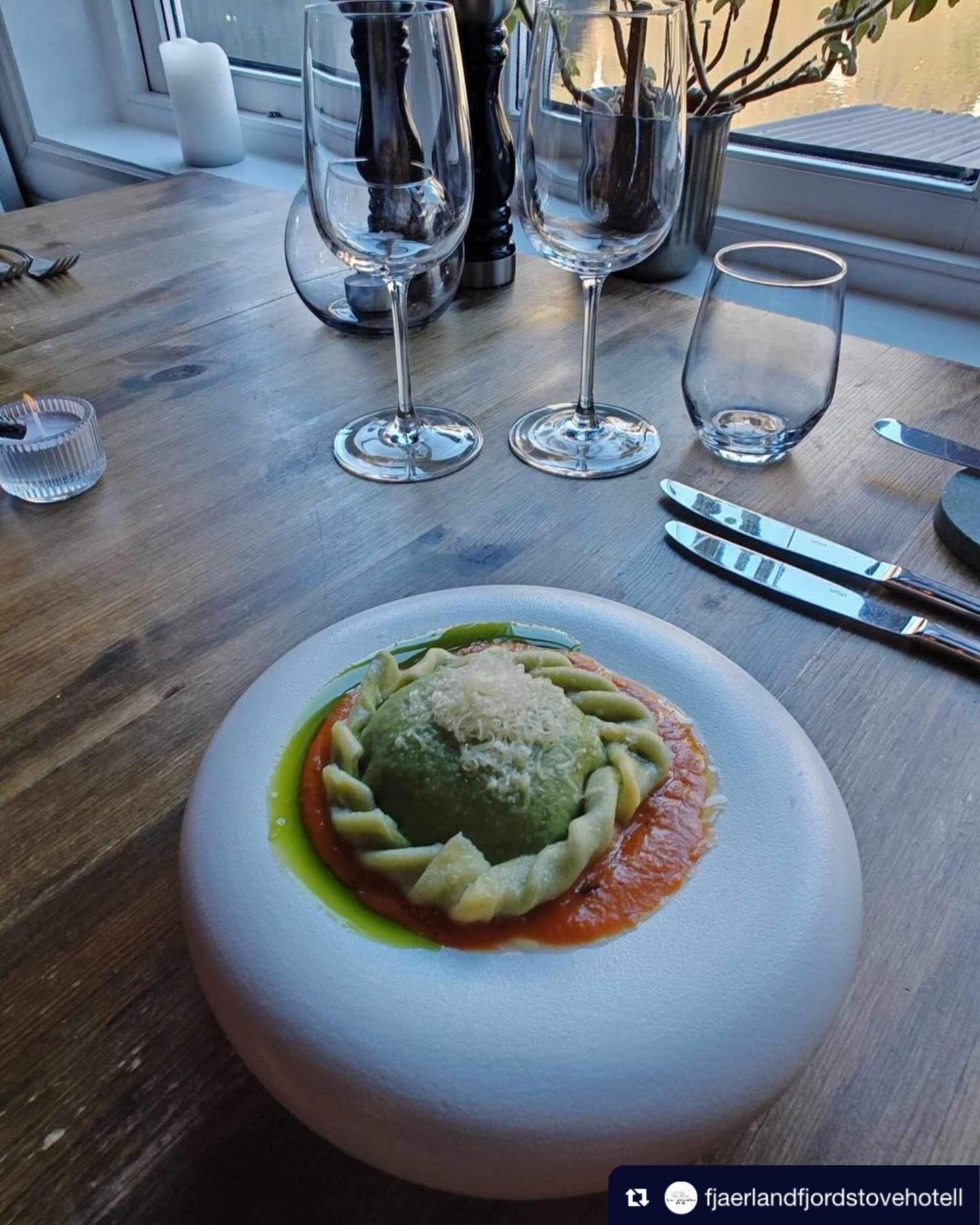 Repost from @fjaerlandfjordstovehotell
&bull;
After the storytelling about Fj&aelig;rland and our hotel, you can enjoy a delicious three-course dinner 🍽

#wildgarlic #raviolo
#pollock
#chocolate #chocolatefondant

📸 @photographingchef

@norskbremus