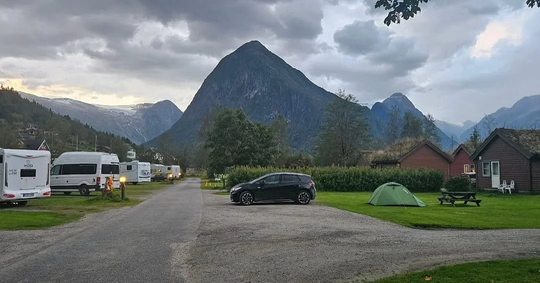 Repost from @boyumcamping
&bull;
Velkommen til Fj&aelig;rland og B&oslash;yum camping. Kontakt oss p&aring;: post@boyumcamping.no for hytte, bobilplass eller teltplass.
Open resepsjon kvar kveld fram til 7 september. 

V&aring;re samarbeidspartnere i