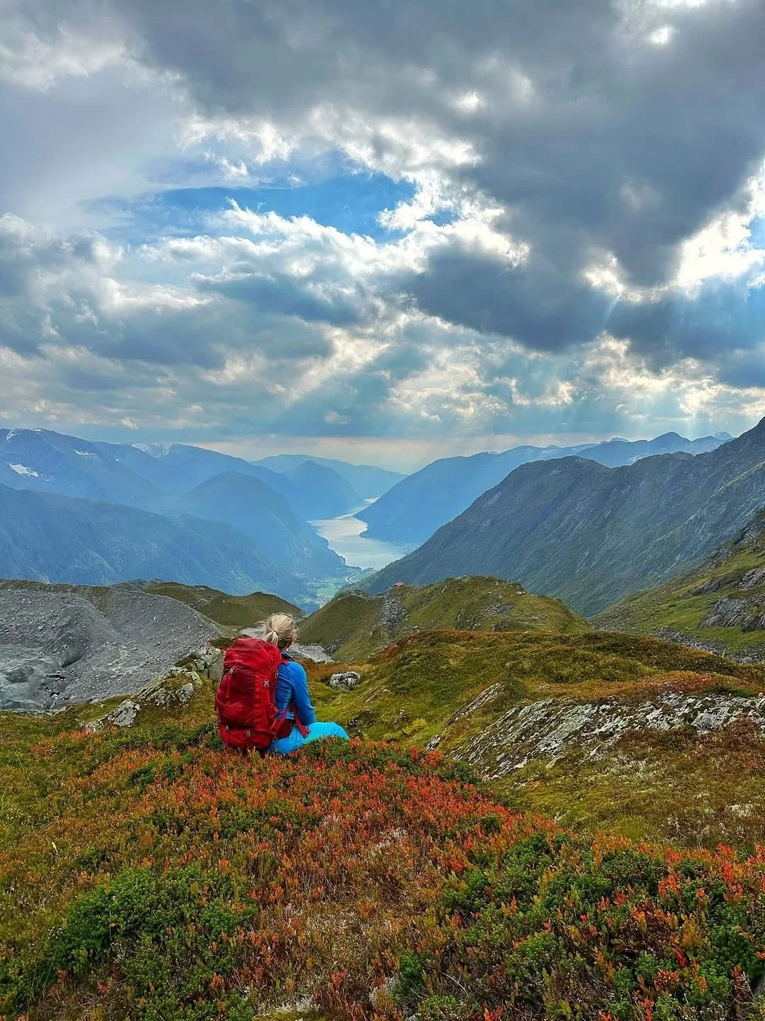 Repost from @fjaerlandguiding
&bull;
Velkommen september🍂🍁

#fj&aelig;rlandsfjorden #fj&aelig;rland #sognefjord #sogndal #glacier #jostedalsbreen #flatbreen #mountain #view #fjord #nature #naturephotography #naturelover #landscape #norway #norway_p