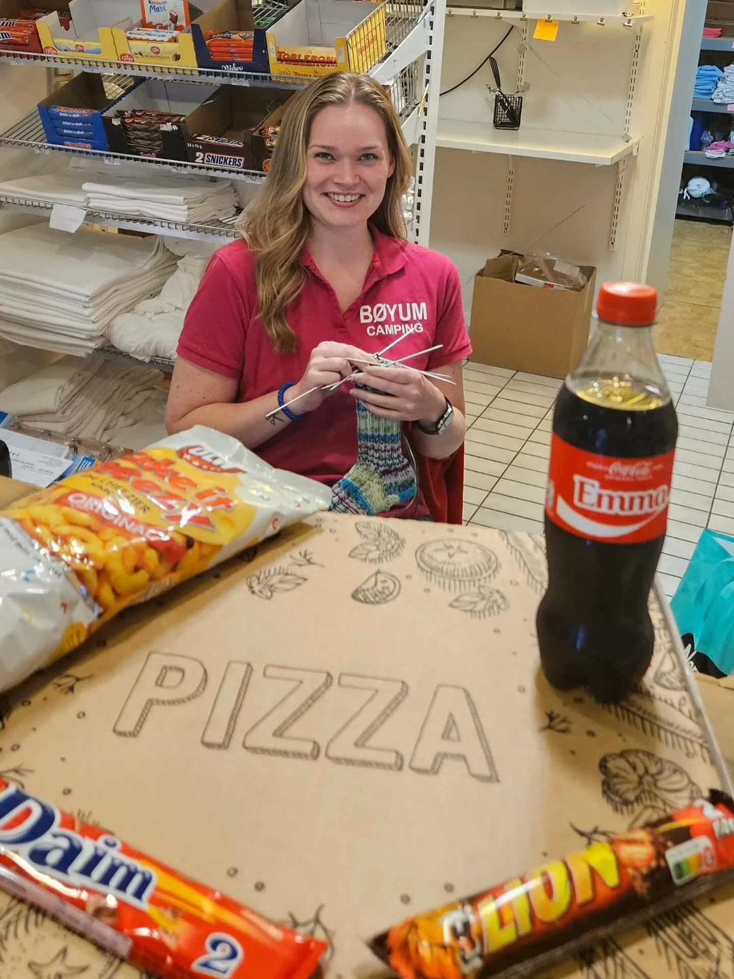 Repost from @boyumcamping
&bull;
Denne helga er siste med opningstid i &aring;r. Ope 17 til 21.
D&aring; vil Grete selge pizza til 185.- pr pizza og gi halv pris p&aring; sjokolade, chips og brus.

N&aring;r ho ikkje er her hj&aring; oss er ho &aring