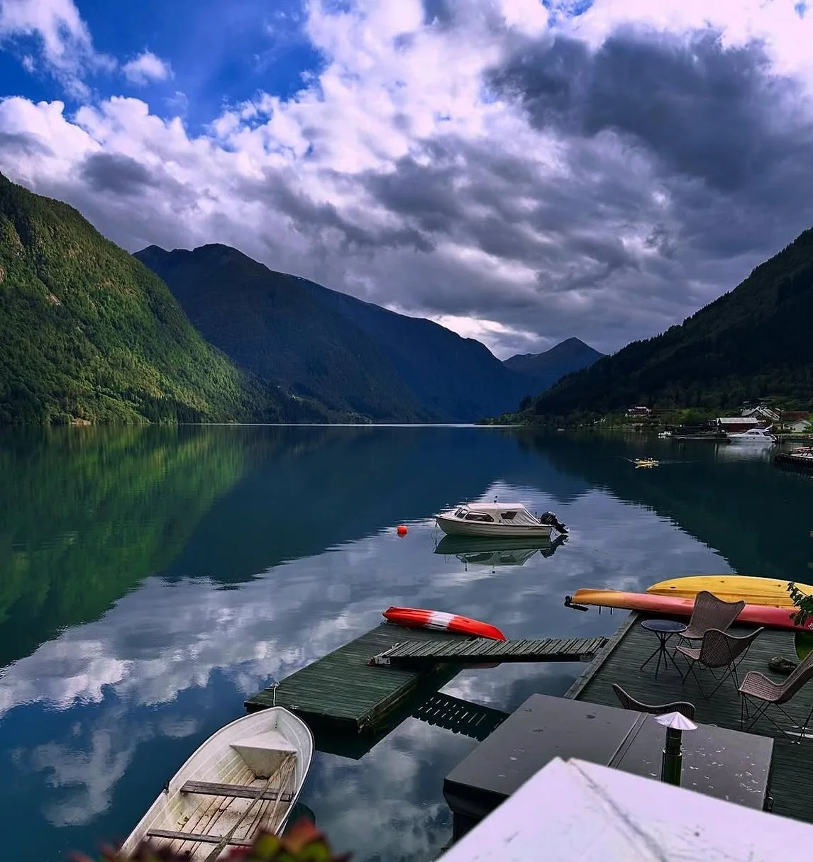 Repost from @fjaerlandfjordstovehotell
&bull;
Haustdager i Fj&aelig;rland 🥰

@norskbremuseum
@fjaerlandfjordstovehotell
@brevasshytta
@inkaleisn
@boyumcamping
@den_norske_bokbyen
@fjaerlandguiding
@mountaingoat.guiding
@fjaerland_hytter
@rodseter_gj