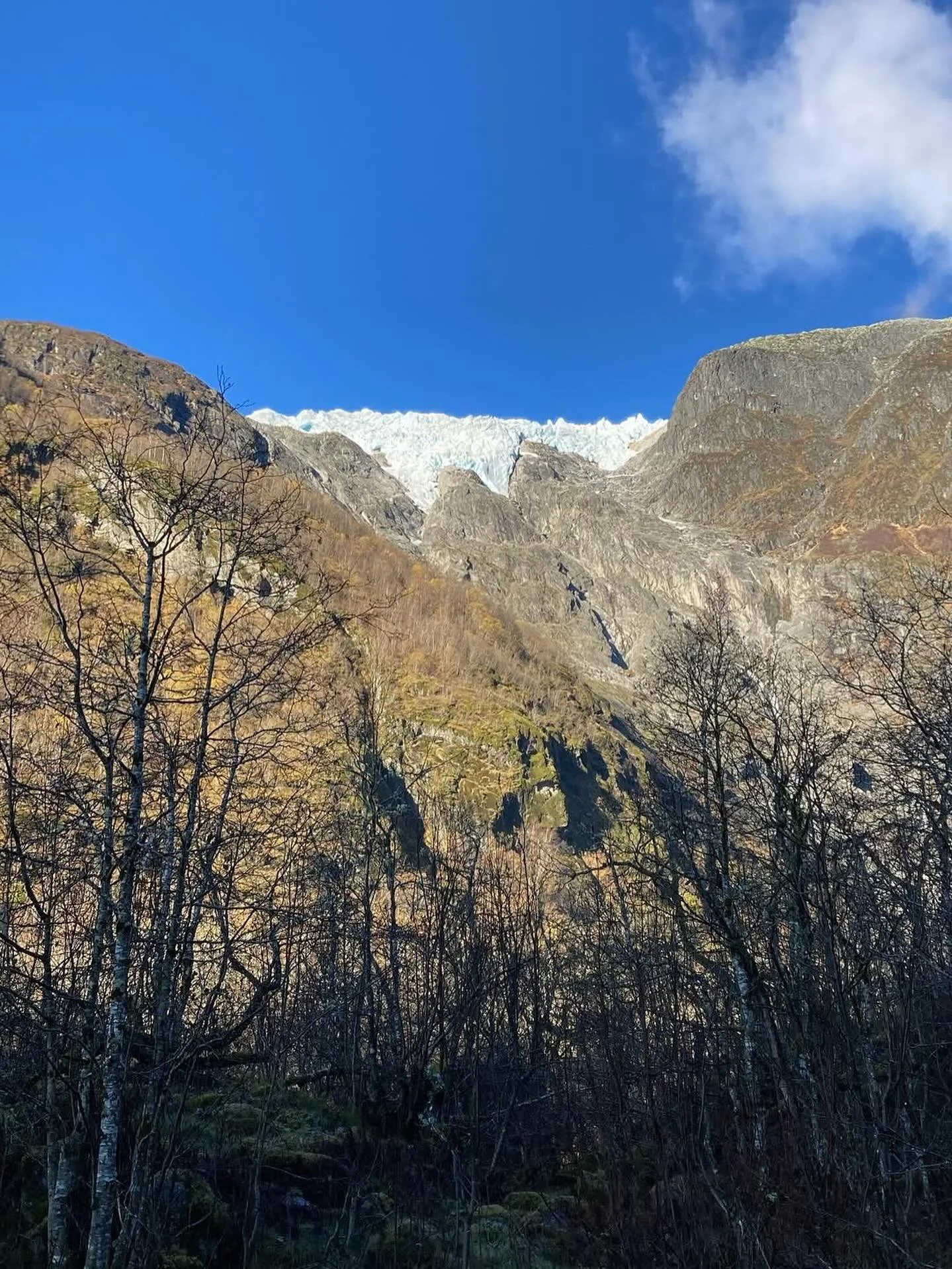 Repost from @norskbremuseum
•
Supphellebreen i dag 🌞
Museet har siste opningsdag for sesongen 31. oktober. Velkomen 🙂
#fjærland #fjærlandfråfjordtilfjell #fjærlandsfjorden #sogndal #supphellebreen #visitnorway #fjordn