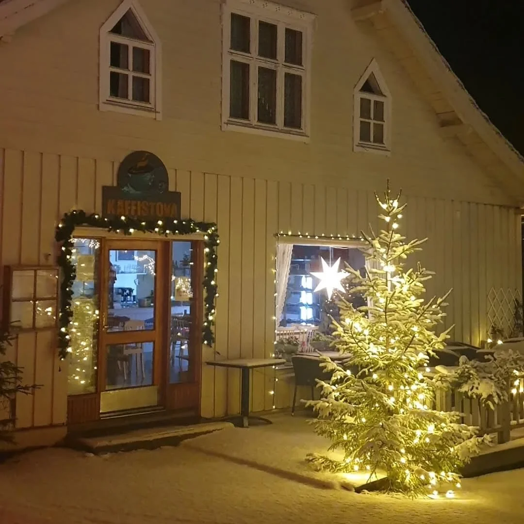 Repost from @boyumcamping
•
22 og 23 november er det julemarked i Fjærland. Vi skal ha ope på kafeen i Mundal.
Velkommen til Fjærland. 
Våre samarbeidspartnere i Fjærland. 
@fjaerlandfraafjordtilfjell
@fjaerlandfj