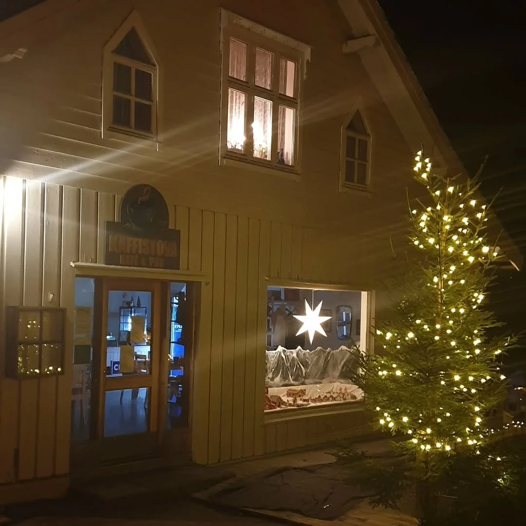 Repost from @boyumcamping
&bull;
Vi gleder oss til &aring; ha ope kafeen i sentrum 22 og 23 november d&aring; det er julemarked i Fj&aelig;rland. Treng du overnatting har vi hytte med 1 soverom til &laquo;weekend&raquo; pris fre-s&oslash;n 1000.- plu