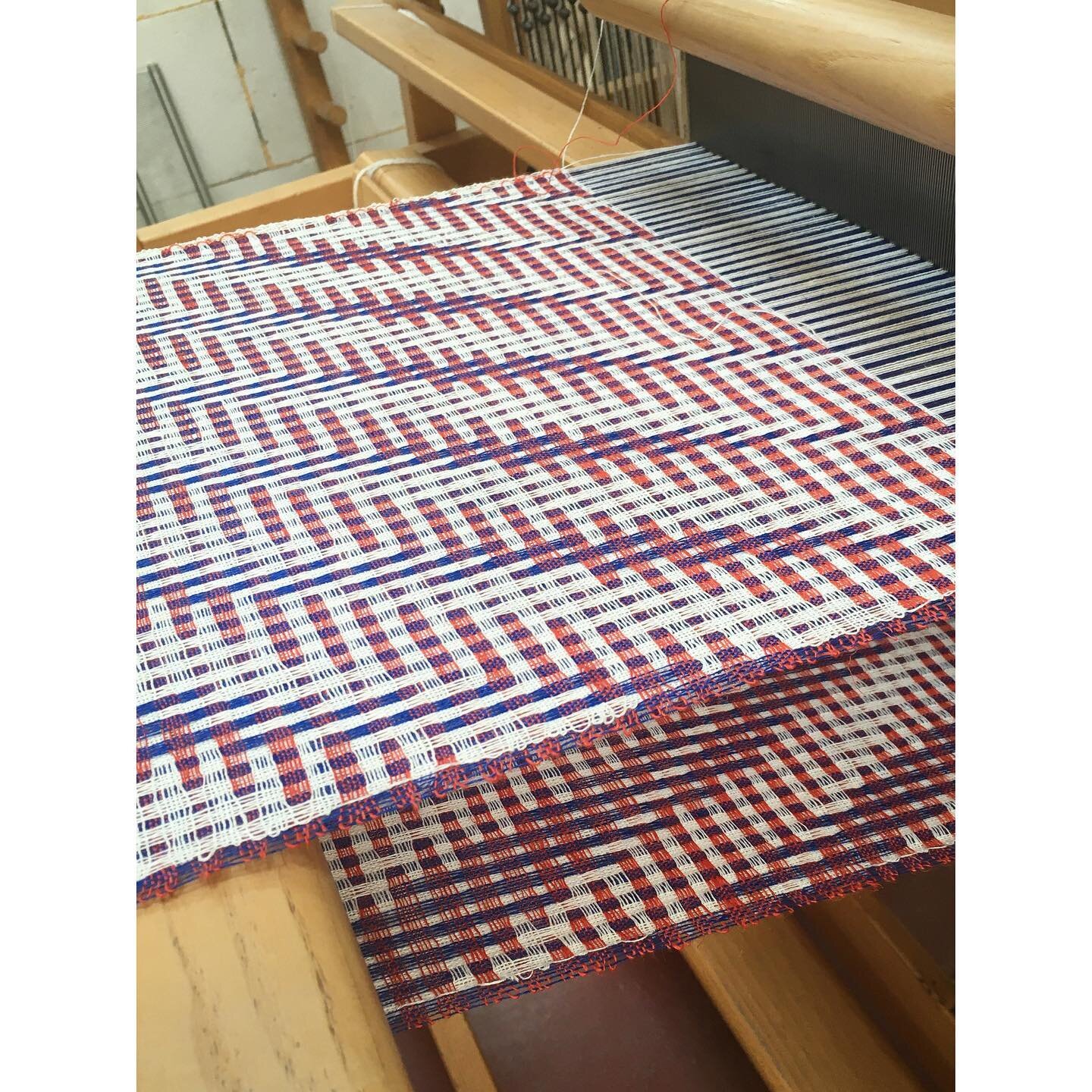 Experiment on the handloom. 

#weaving #handweaving #dobbyweave #check #linen #flax #handloom #doubleweave #deflecteddoubleweave #textiledesign #textileresearch #esthervanschuylenbergh